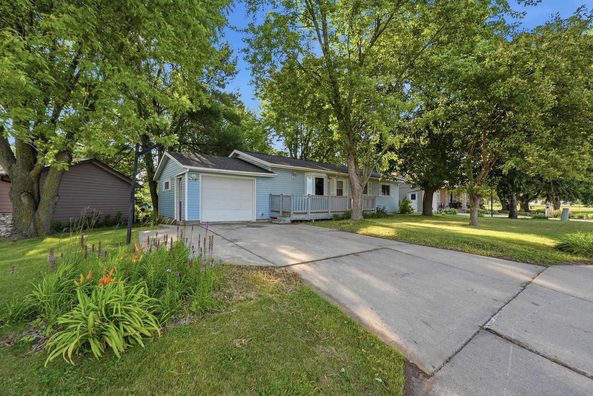 724 Centre Street Property Photo 1