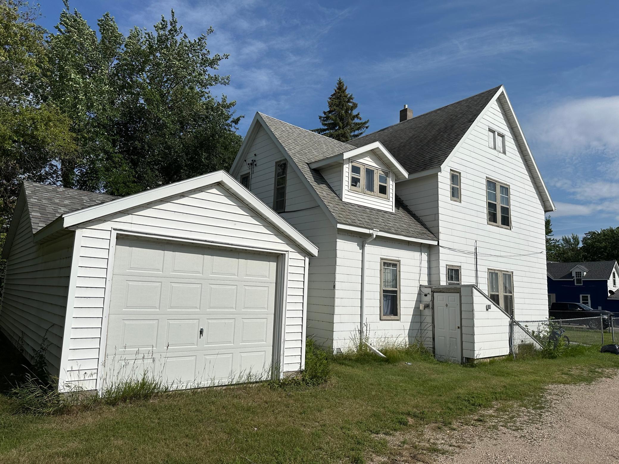 415 1st Street E Property Photo 1