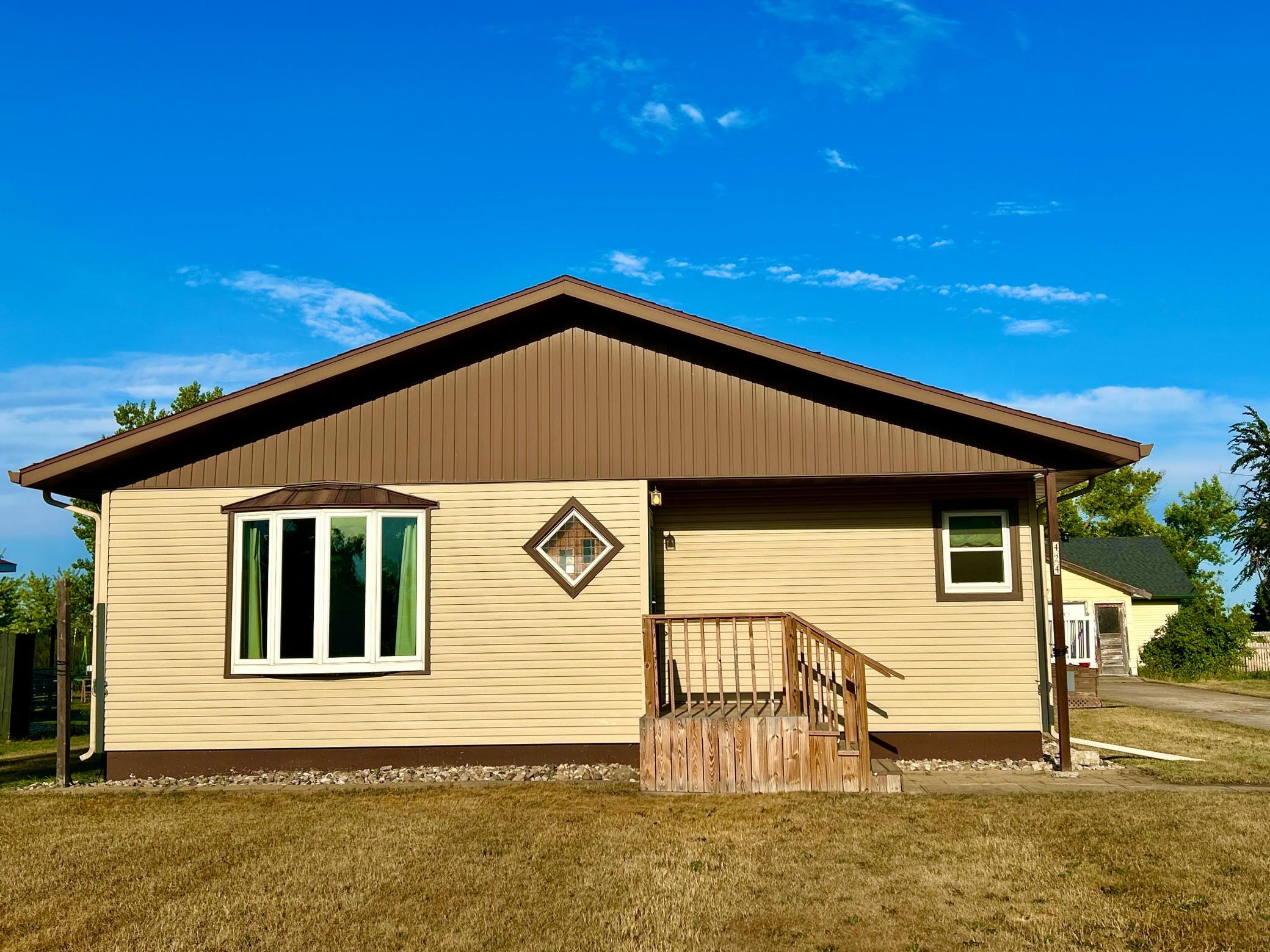 424 2nd Street E Property Photo 1