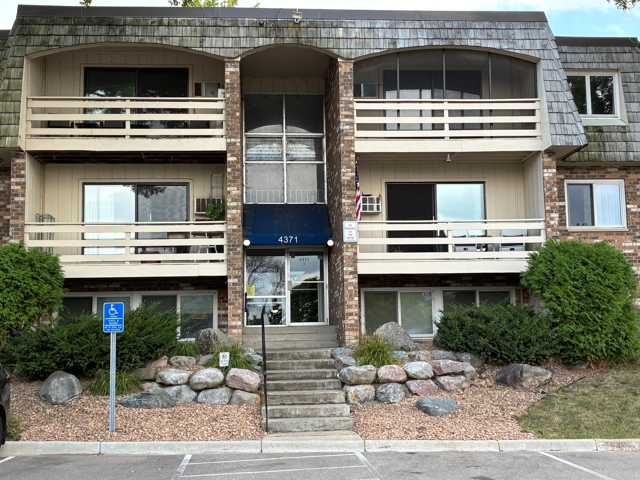 4371 Wilshire Boulevard 305 Property Photo 1