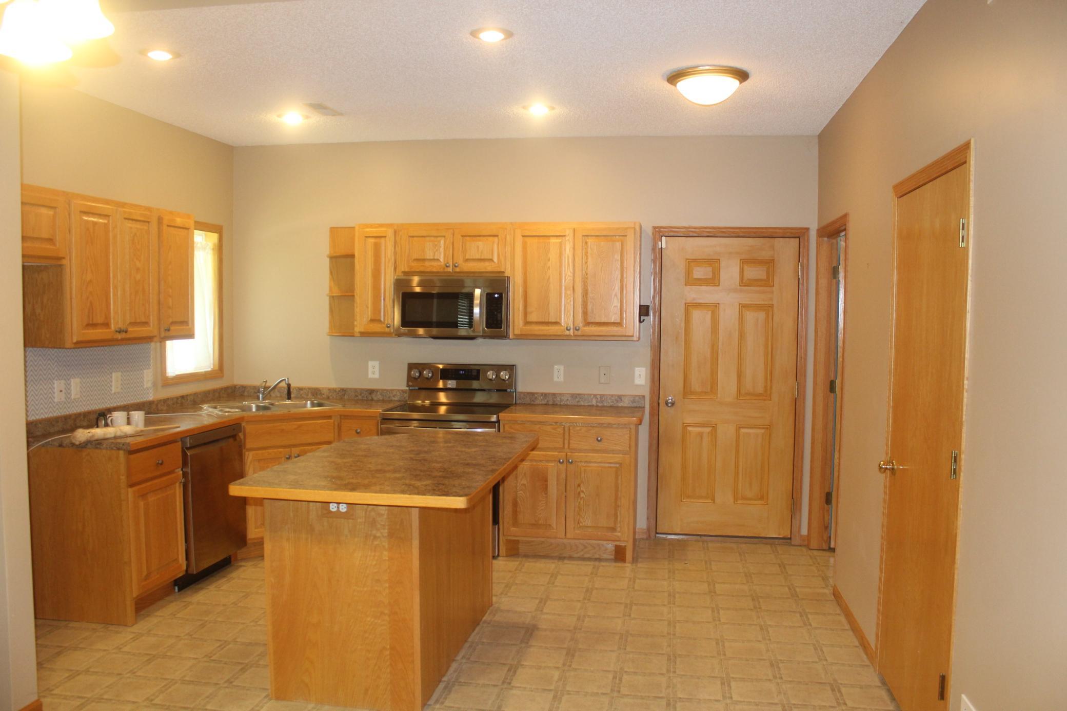 11735 Spruce Drive Property Photo 4