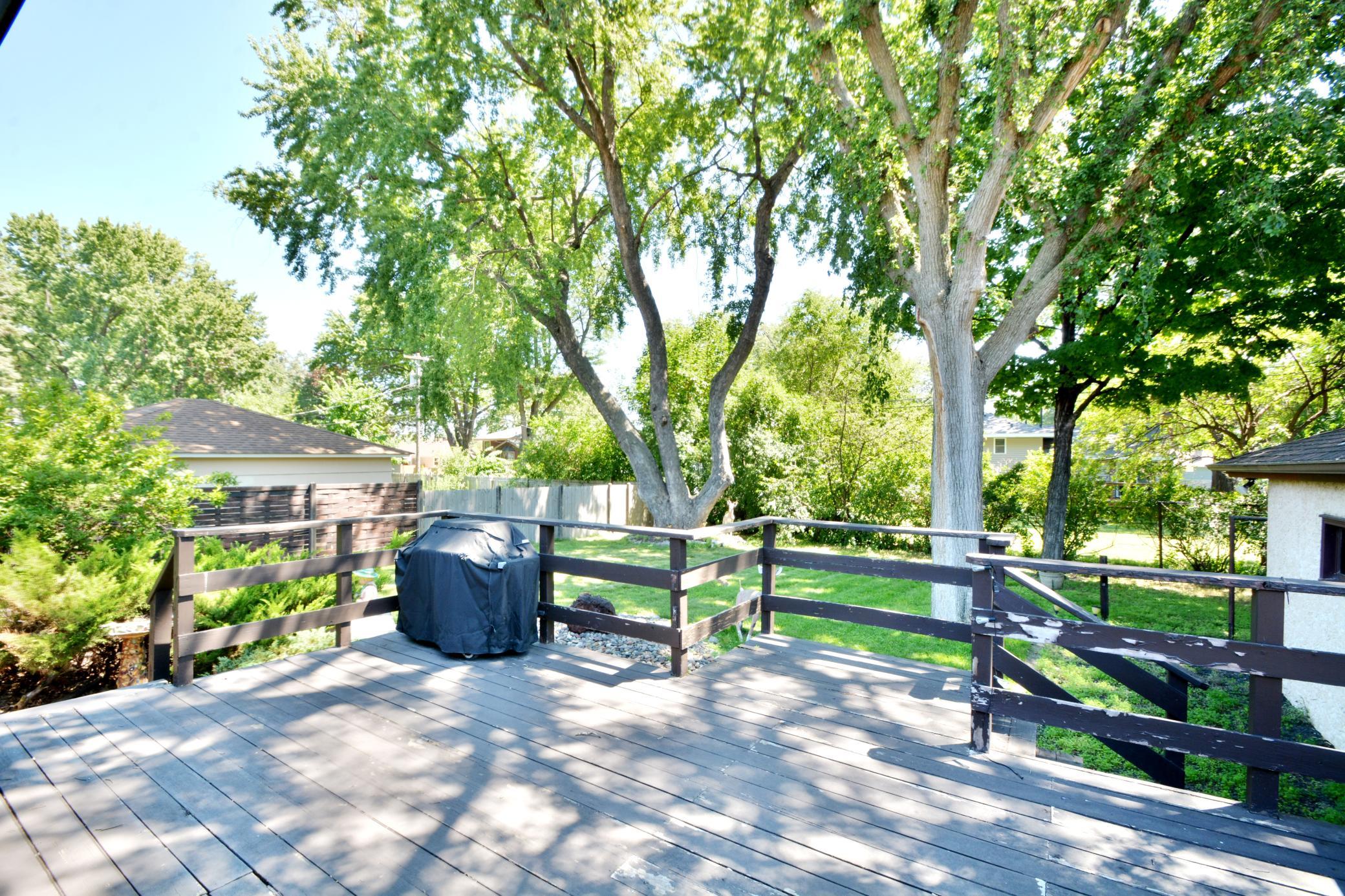 5526 Unity Avenue N Property Photo 6