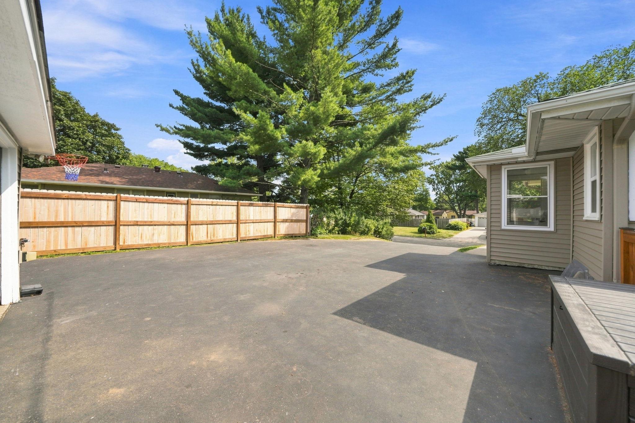 1587 Sextant Avenue E Property Photo 24