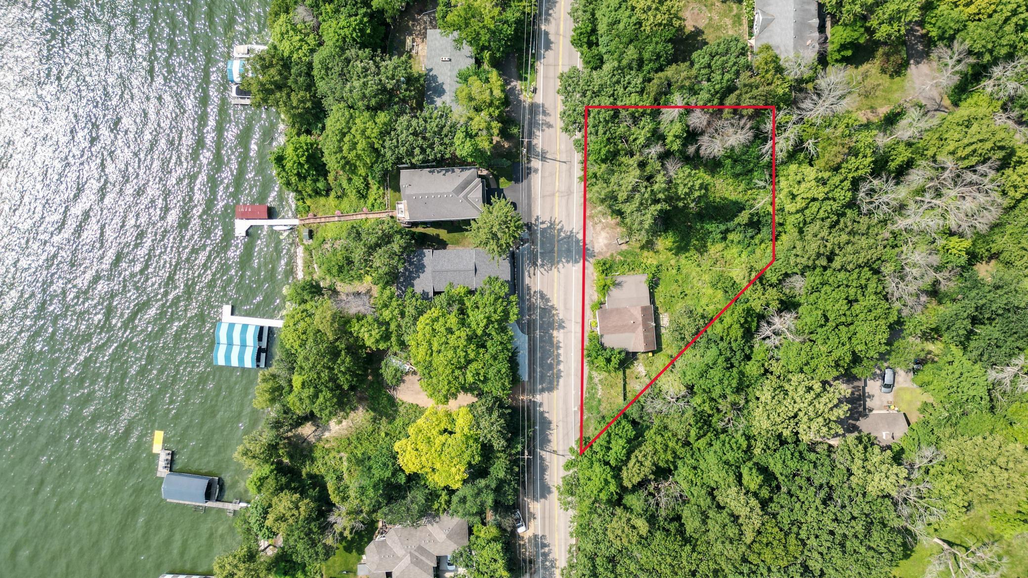 4736 N Shore Drive Property Photo 3
