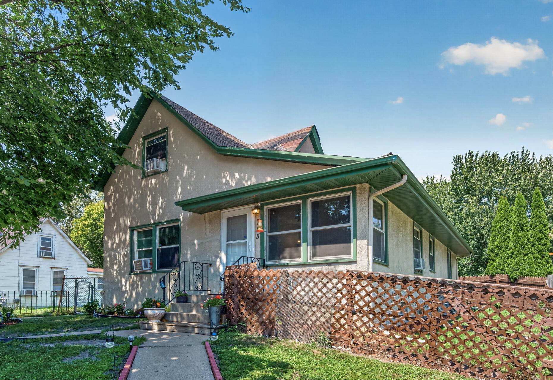 725 California Avenue E Property Photo 1
