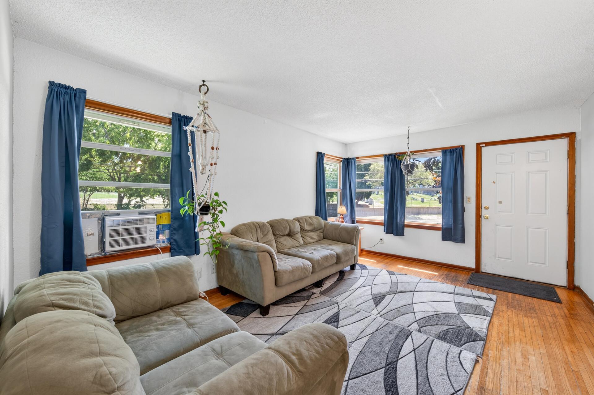 725 California Avenue E Property Photo 2