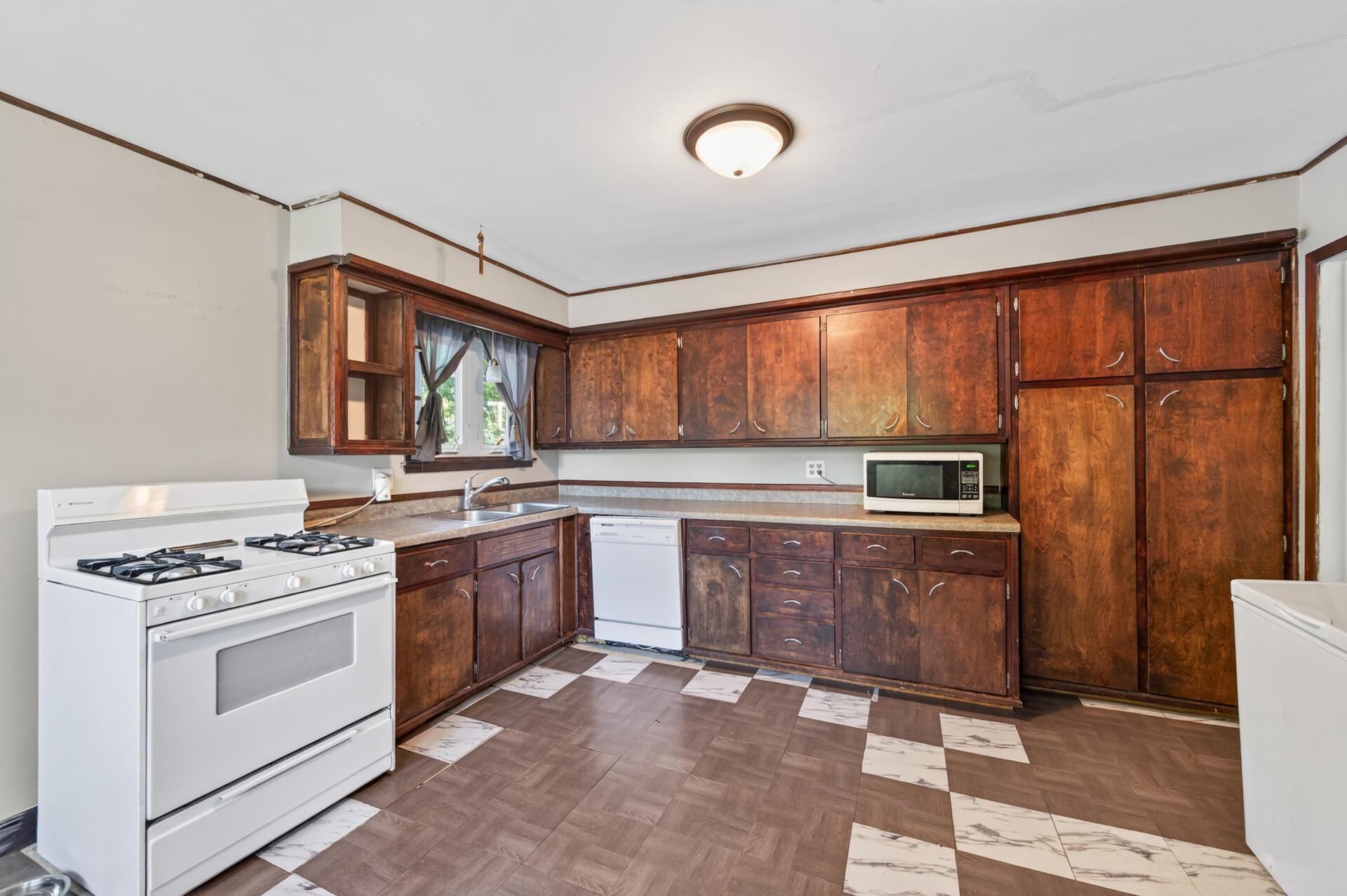 725 California Avenue E Property Photo 3