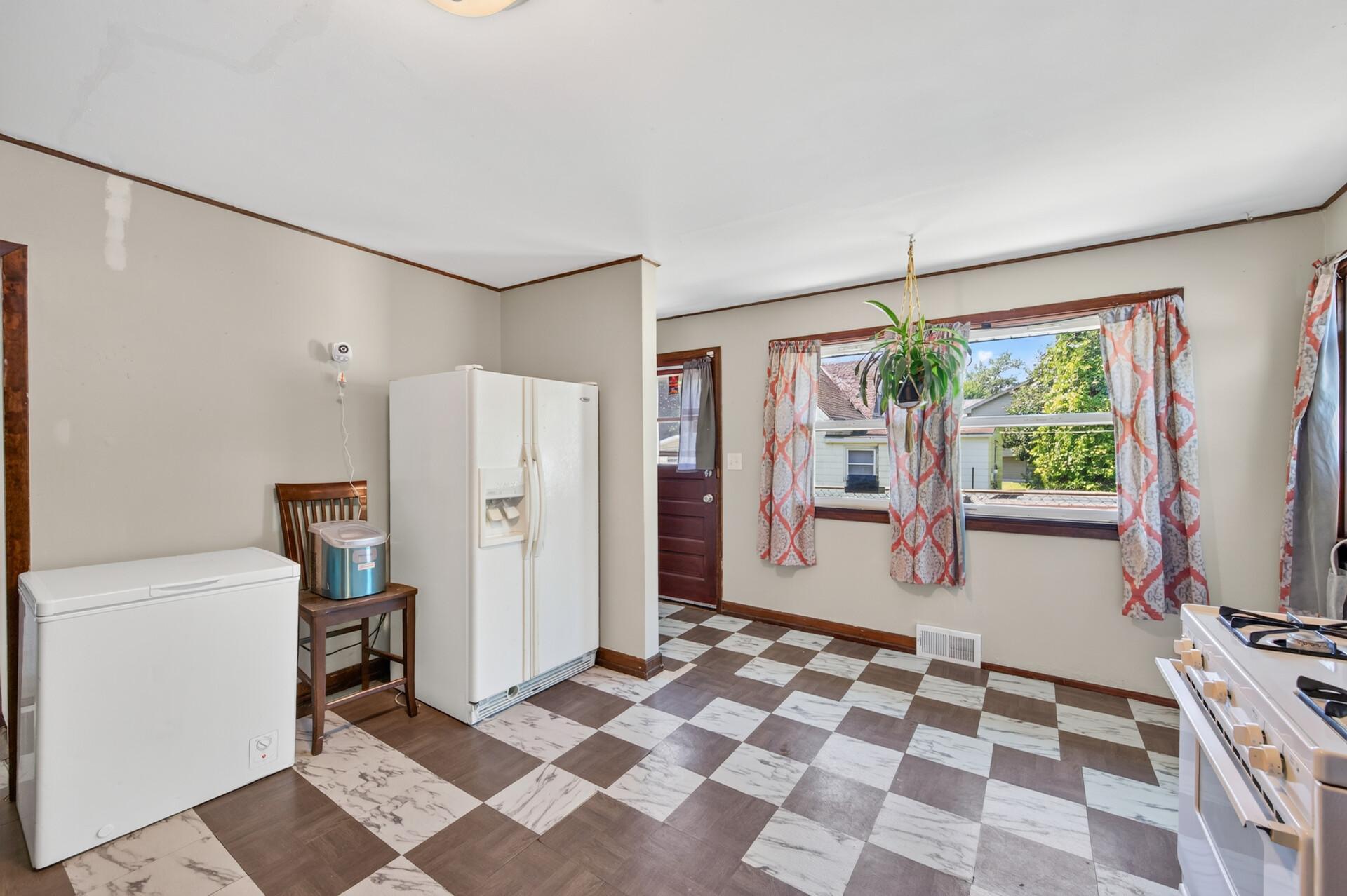 725 California Avenue E Property Photo 4
