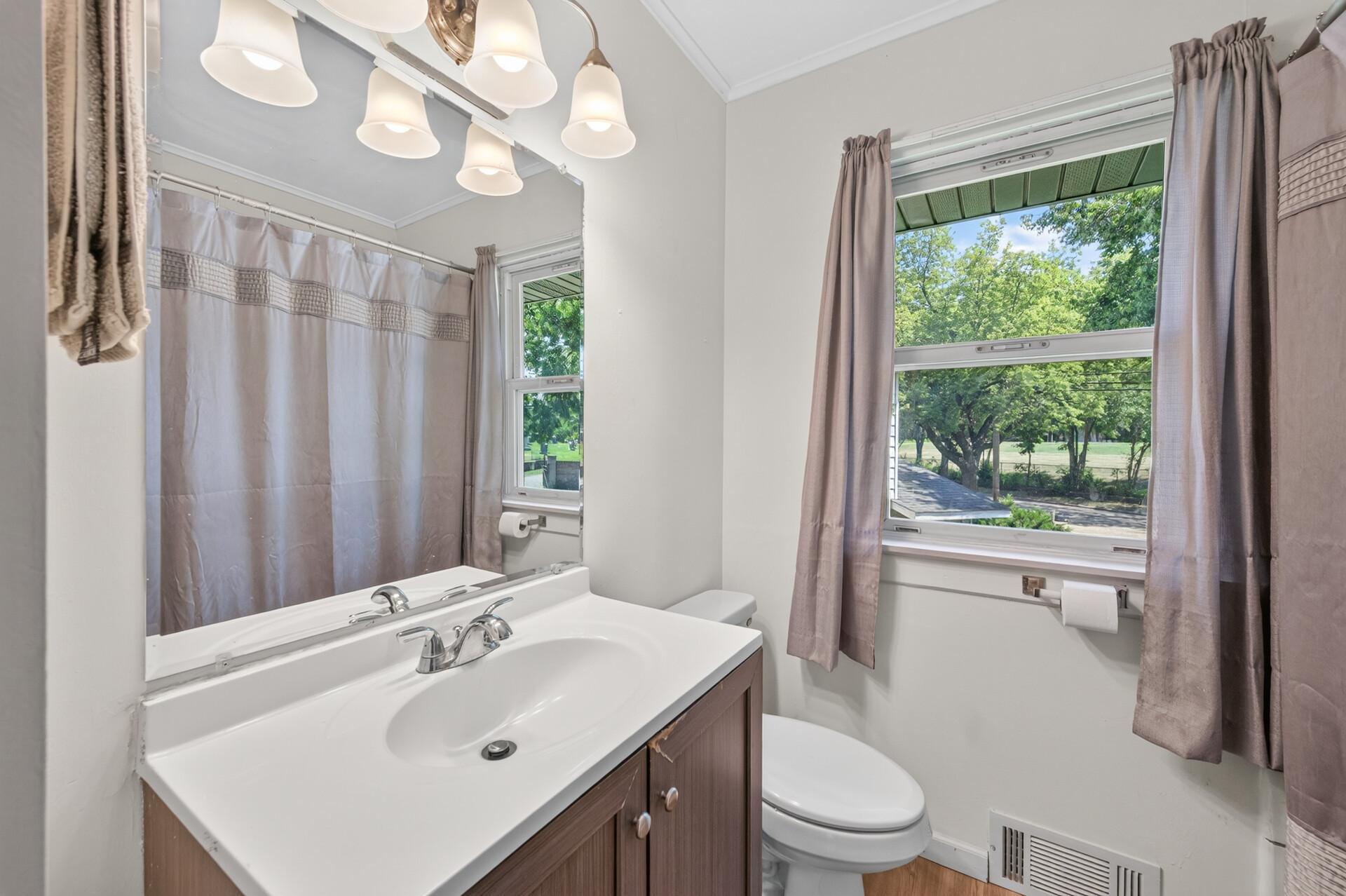 725 California Avenue E Property Photo 6