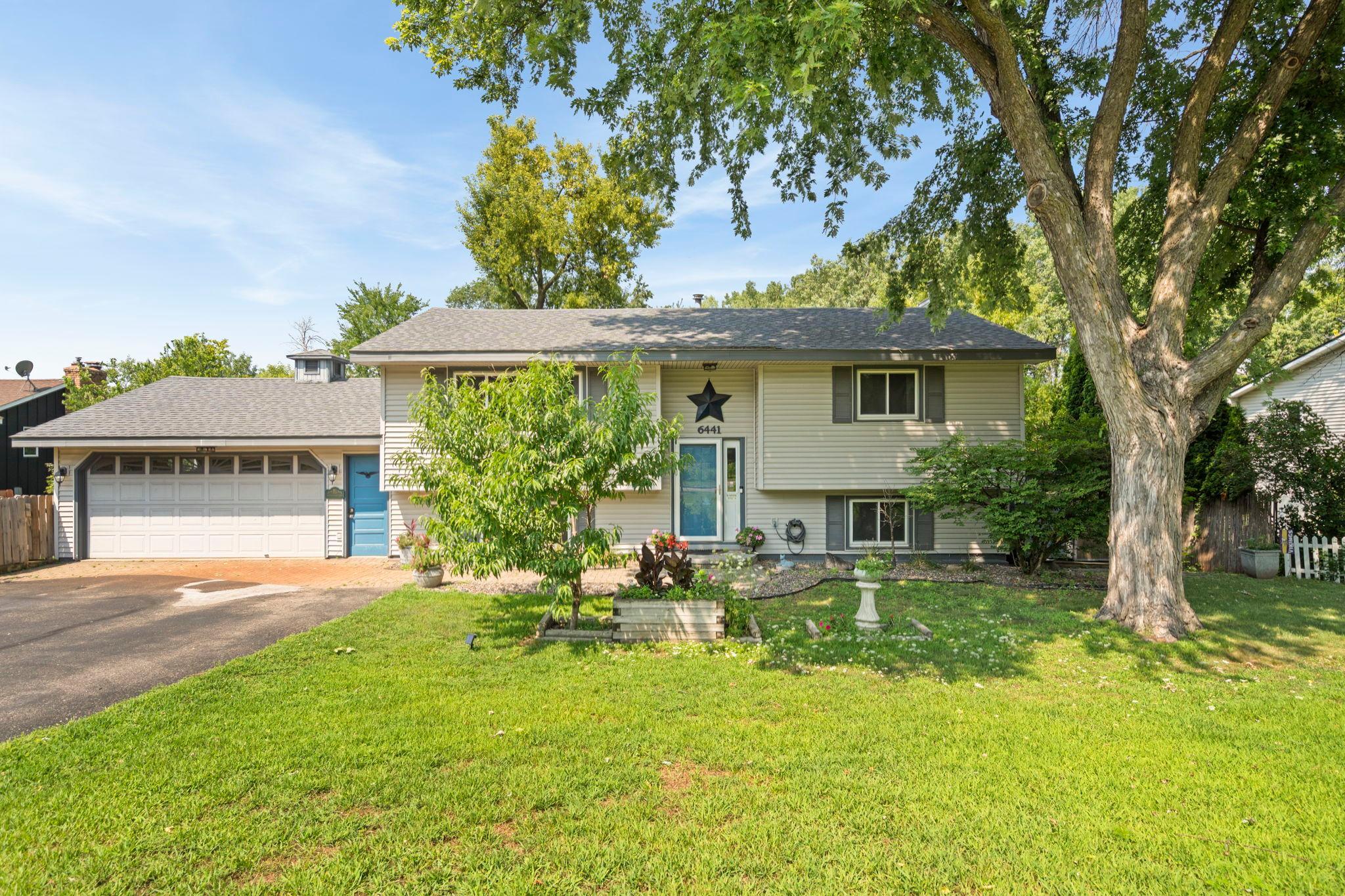 6441 Edgemont Boulevard N Property Photo 3