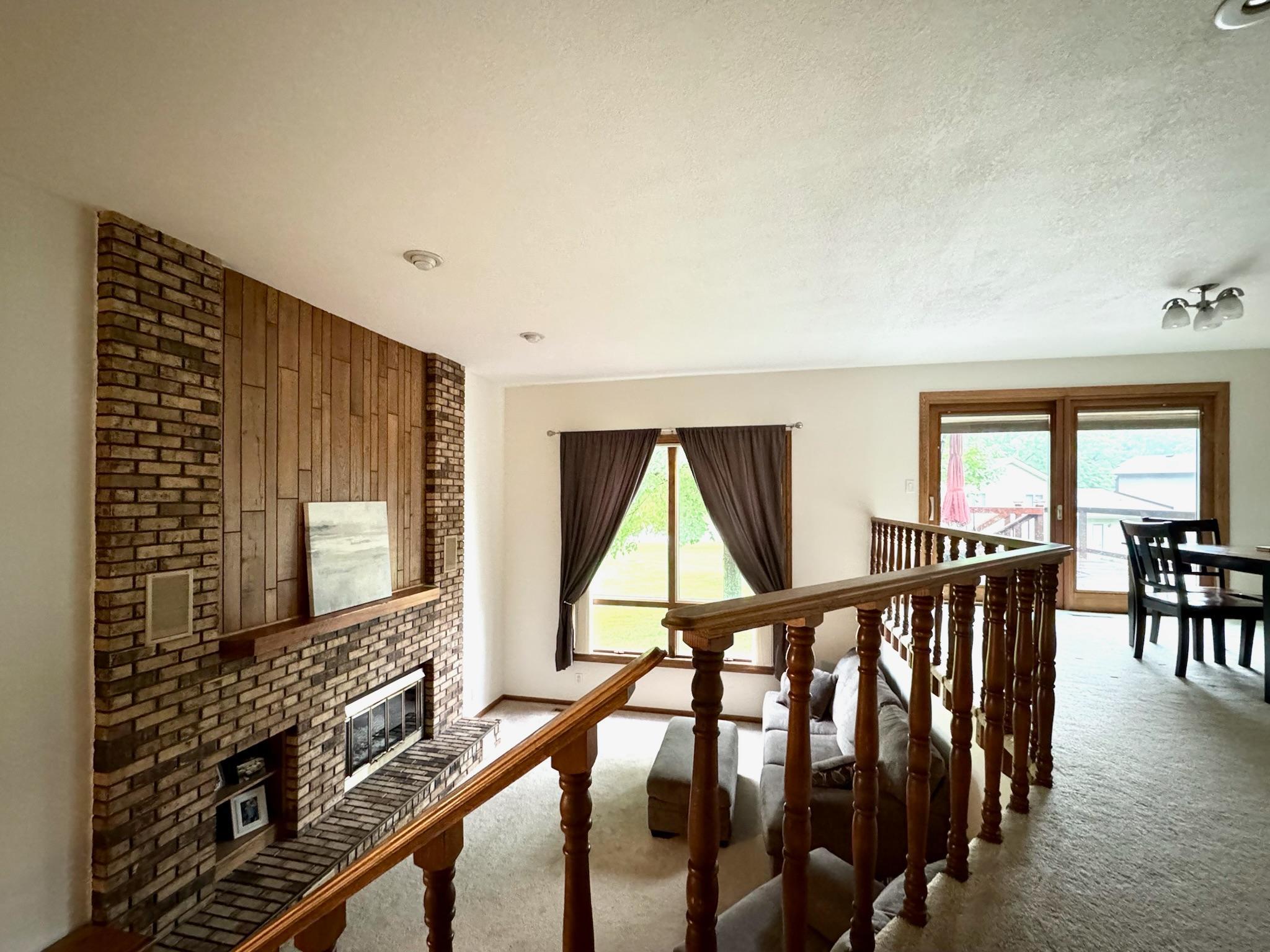 404 Crescent Drive Property Photo 2