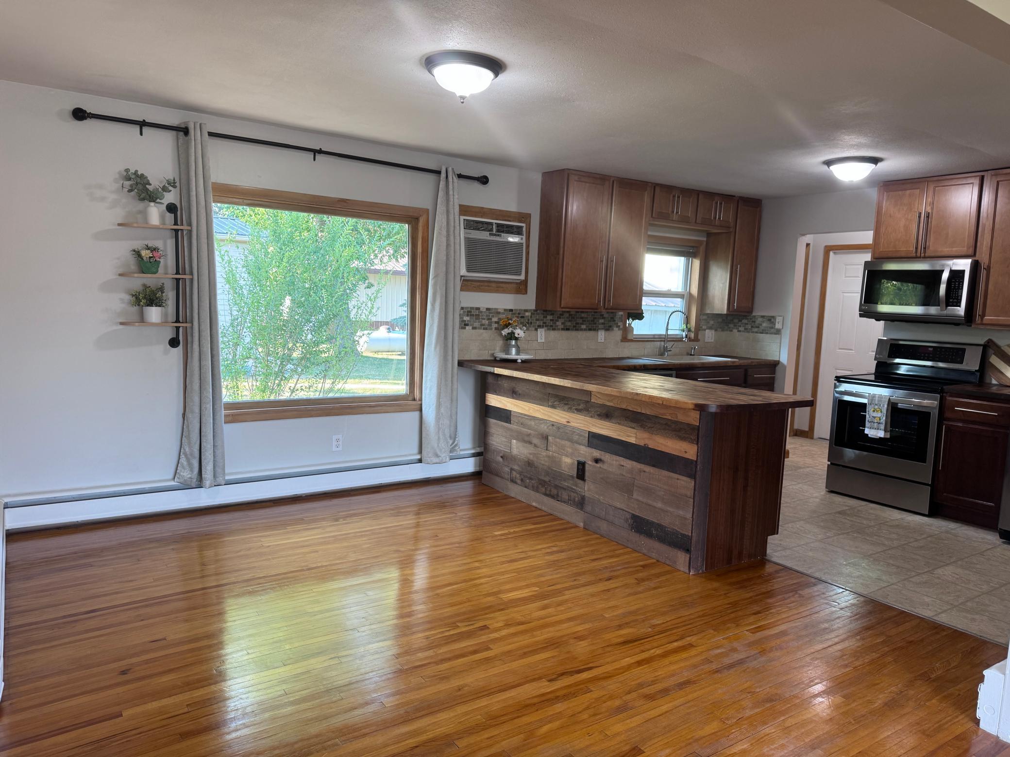 101 2nd Avenue E Property Photo 3