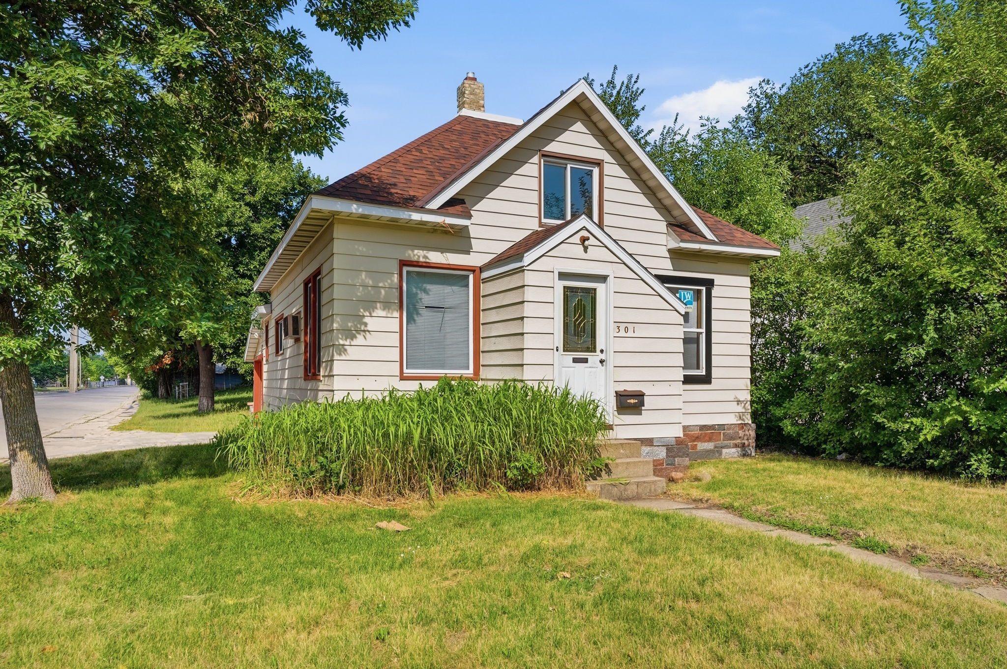 301 19th Avenue N Property Photo 1