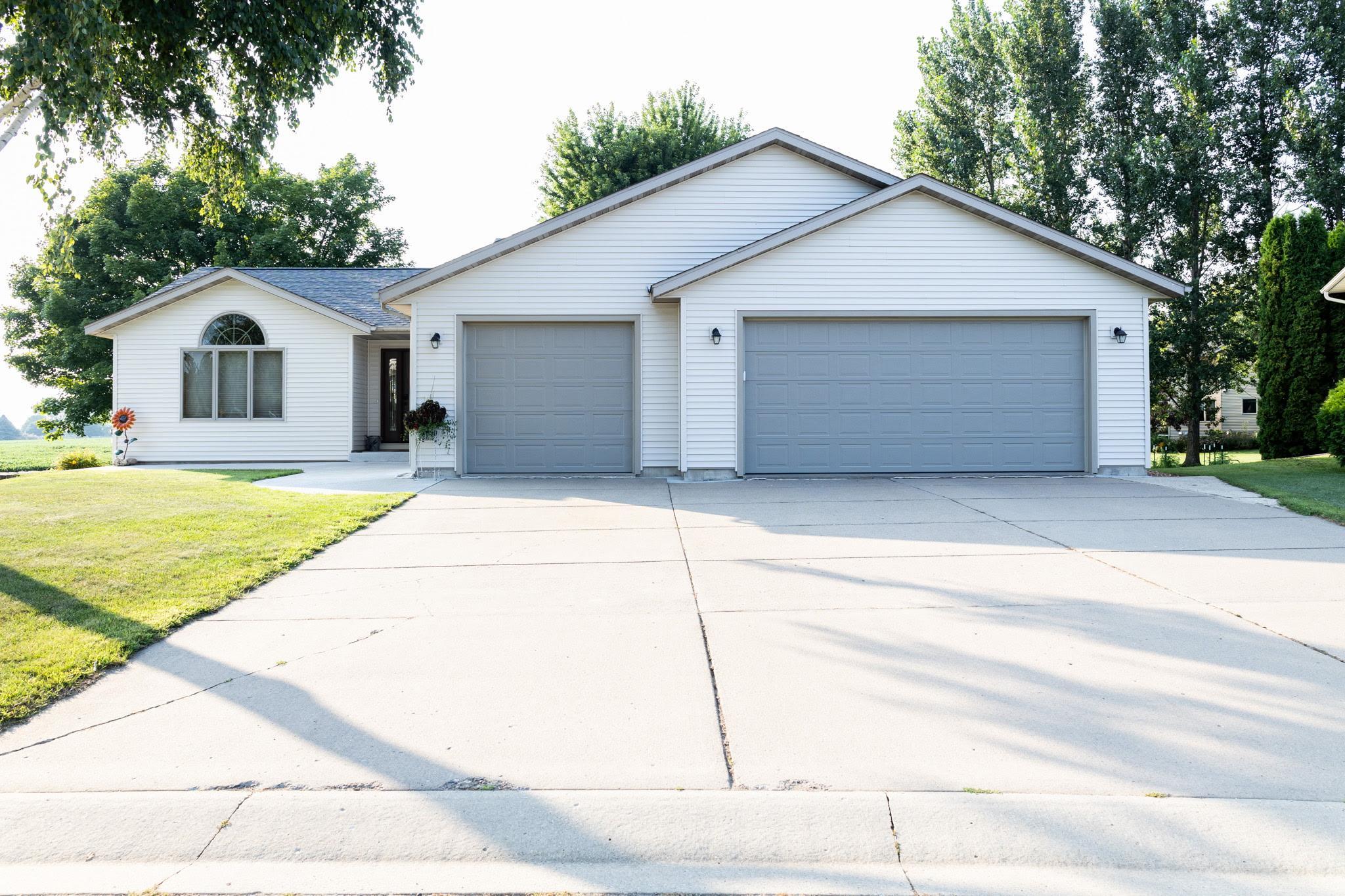 25 Benson Drive S Property Photo 1