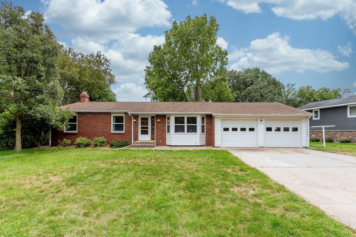 1833 Crestview Drive Property Photo 1