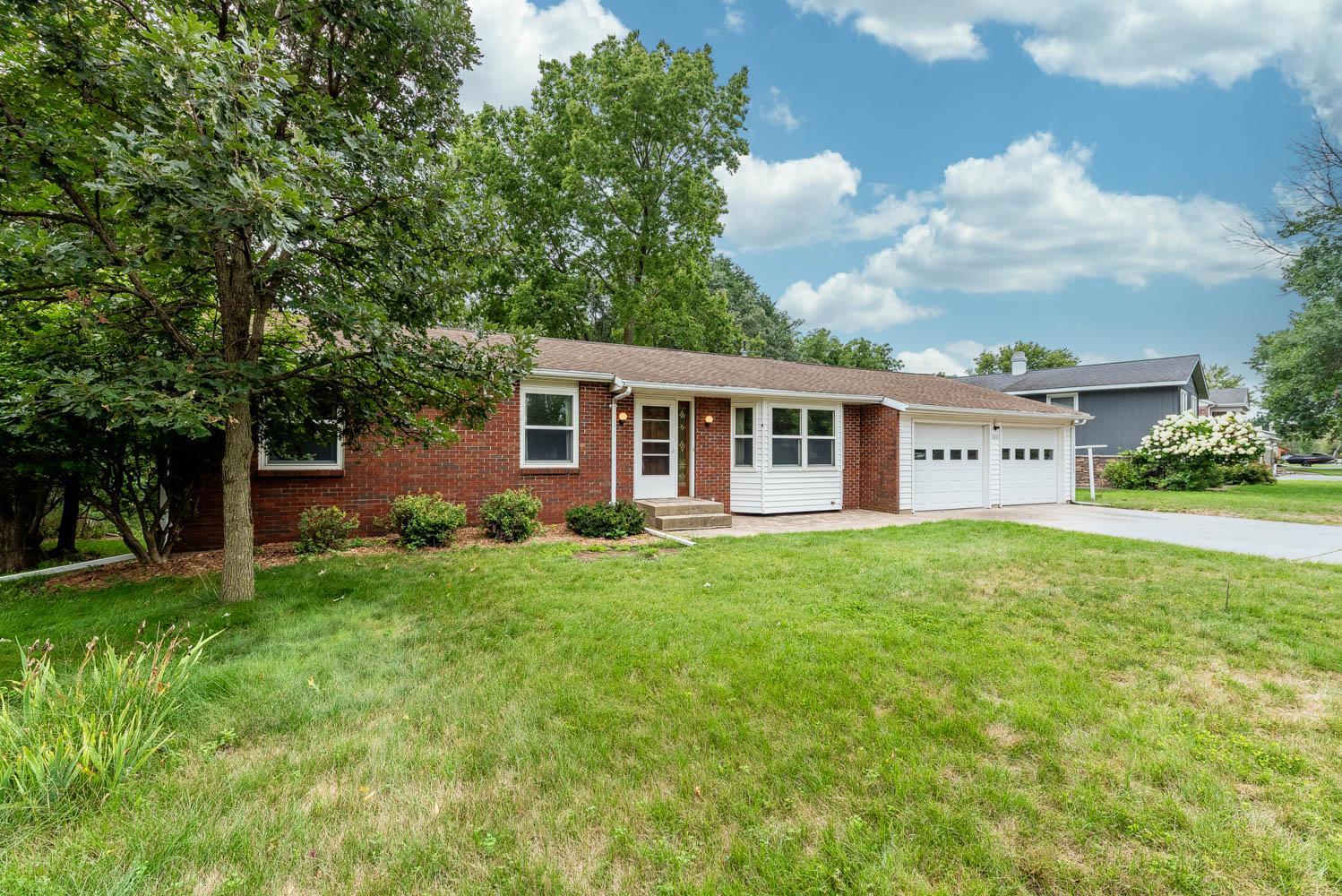 1833 Crestview Drive Property Photo 2