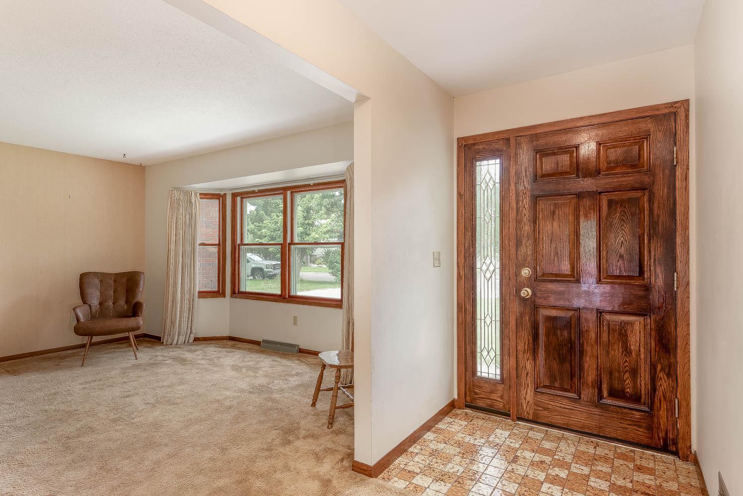 1833 Crestview Drive Property Photo 3