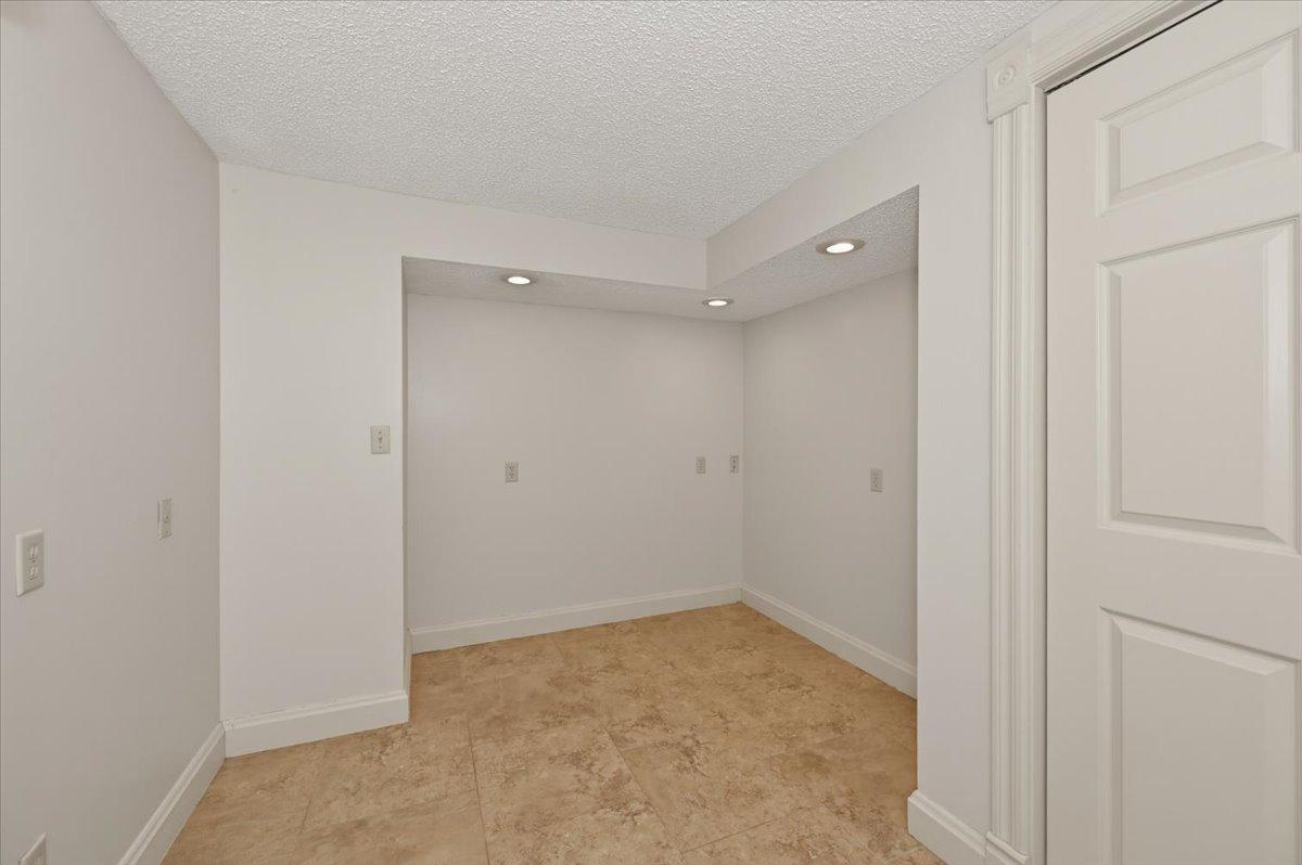 1727 E Superior Street Property Photo 35