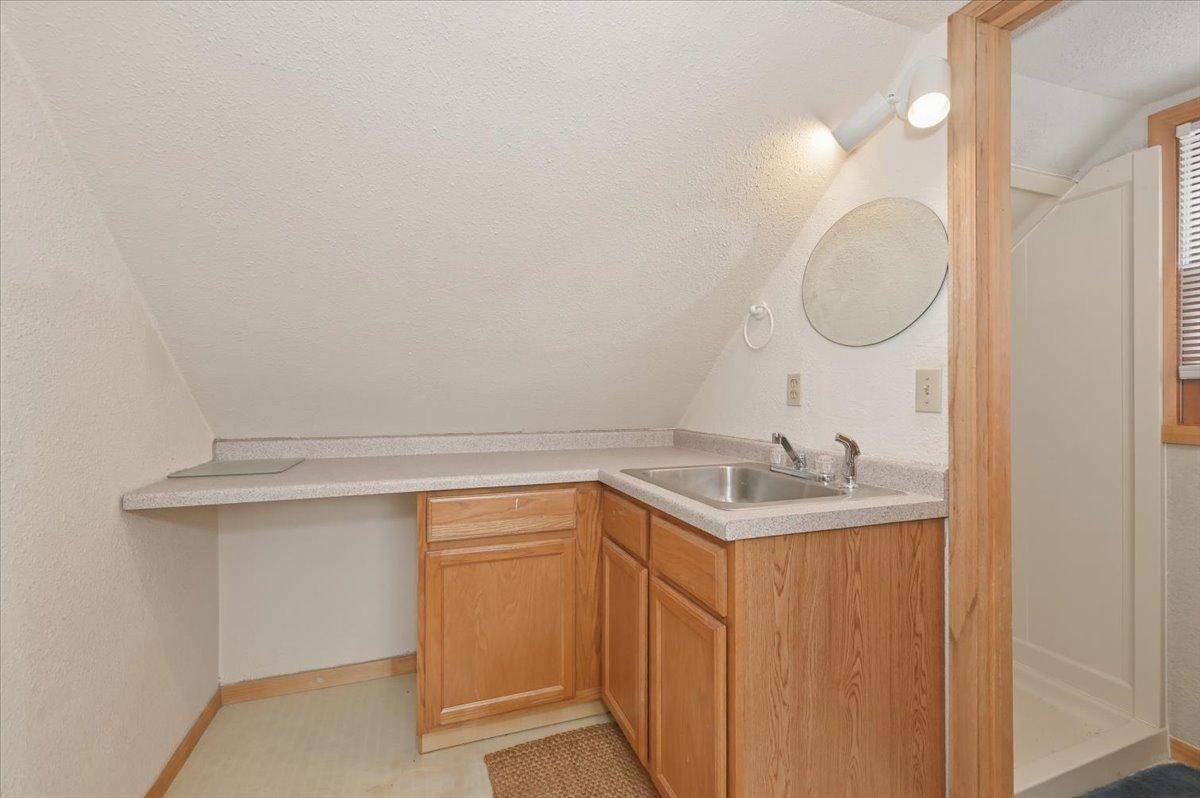 1727 E Superior Street Property Photo 41