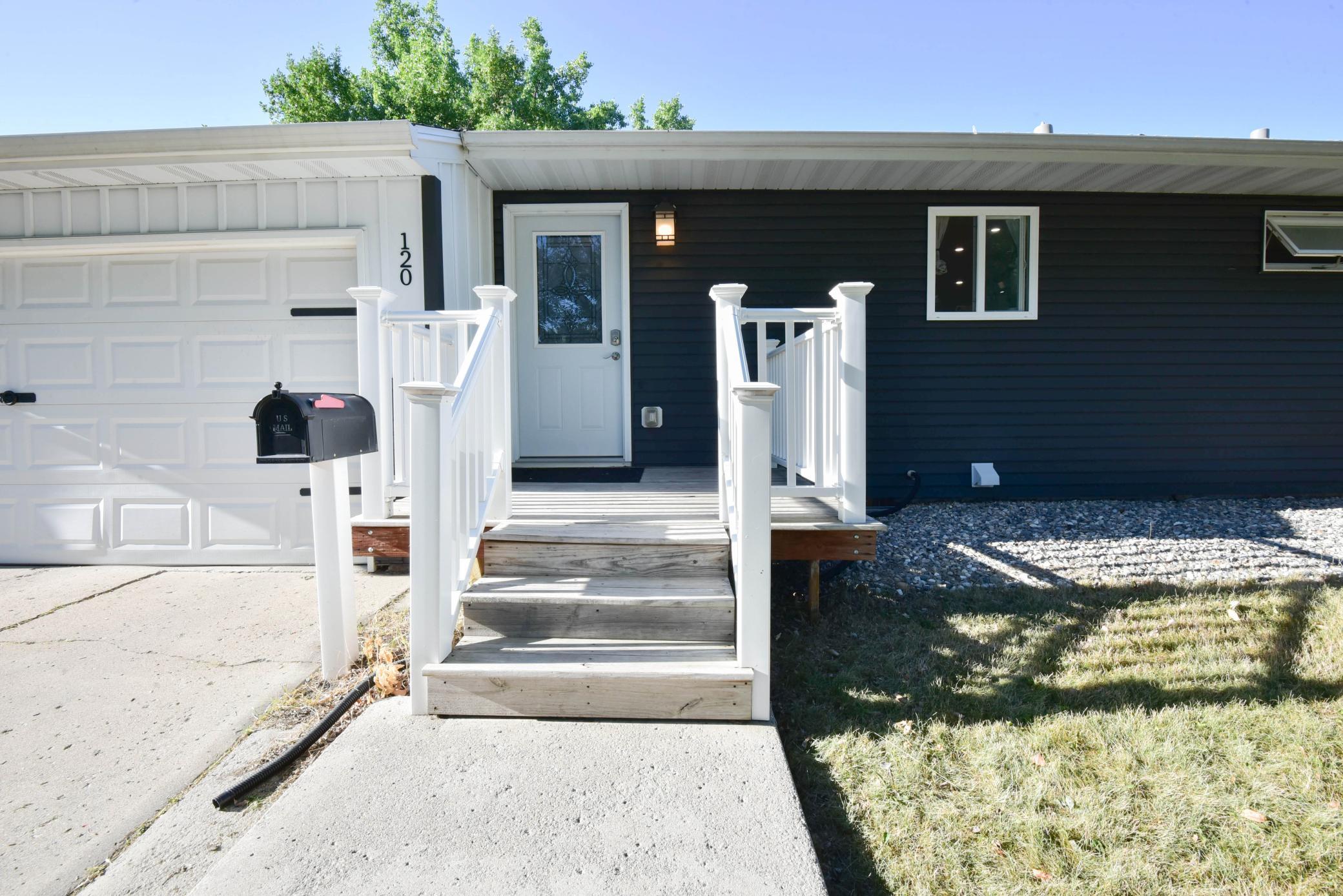 120 8th Avenue E Property Photo 3