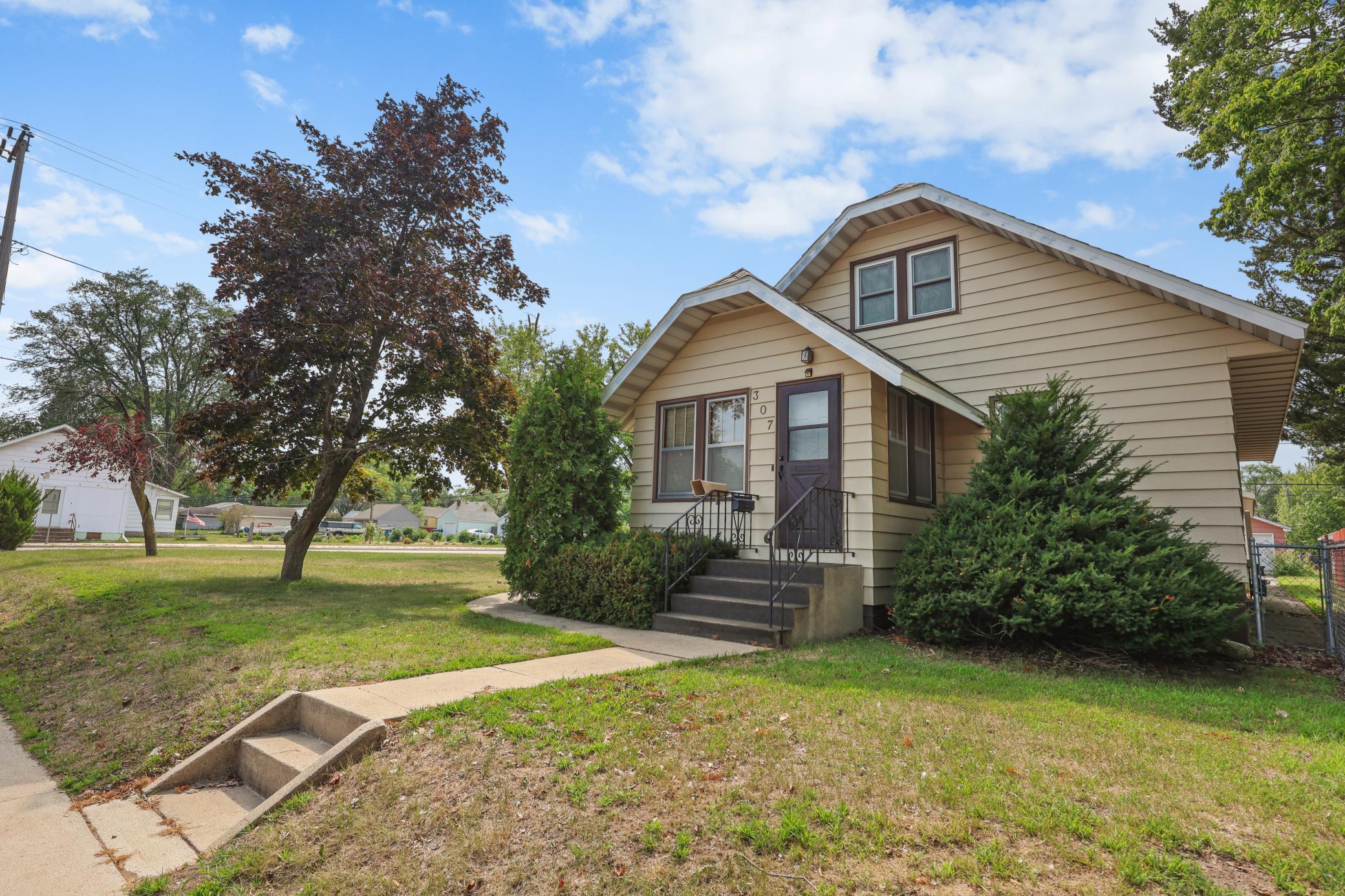 307 23rd Avenue N Property Photo 2
