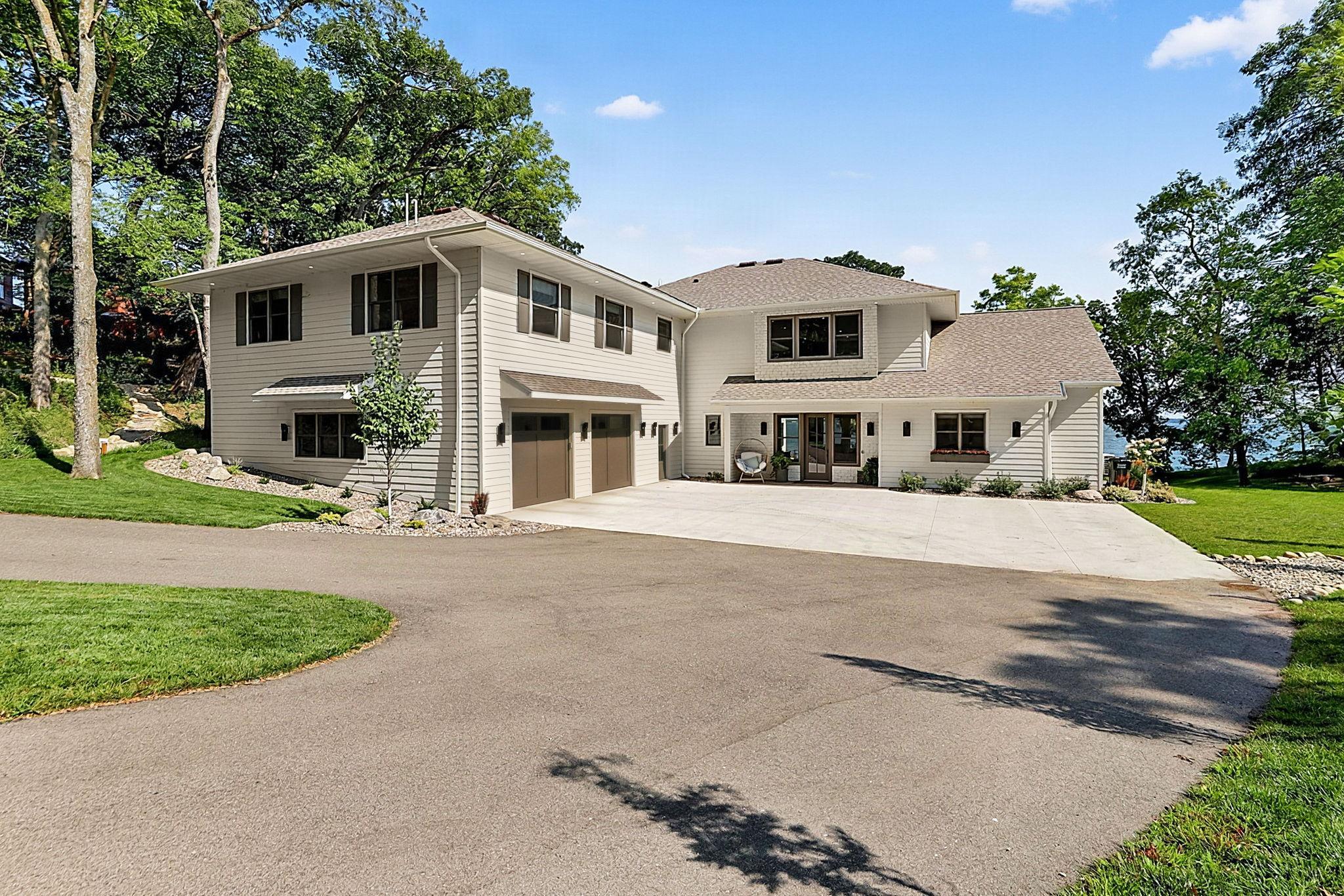 8995 N Shore Drive Property Photo 1