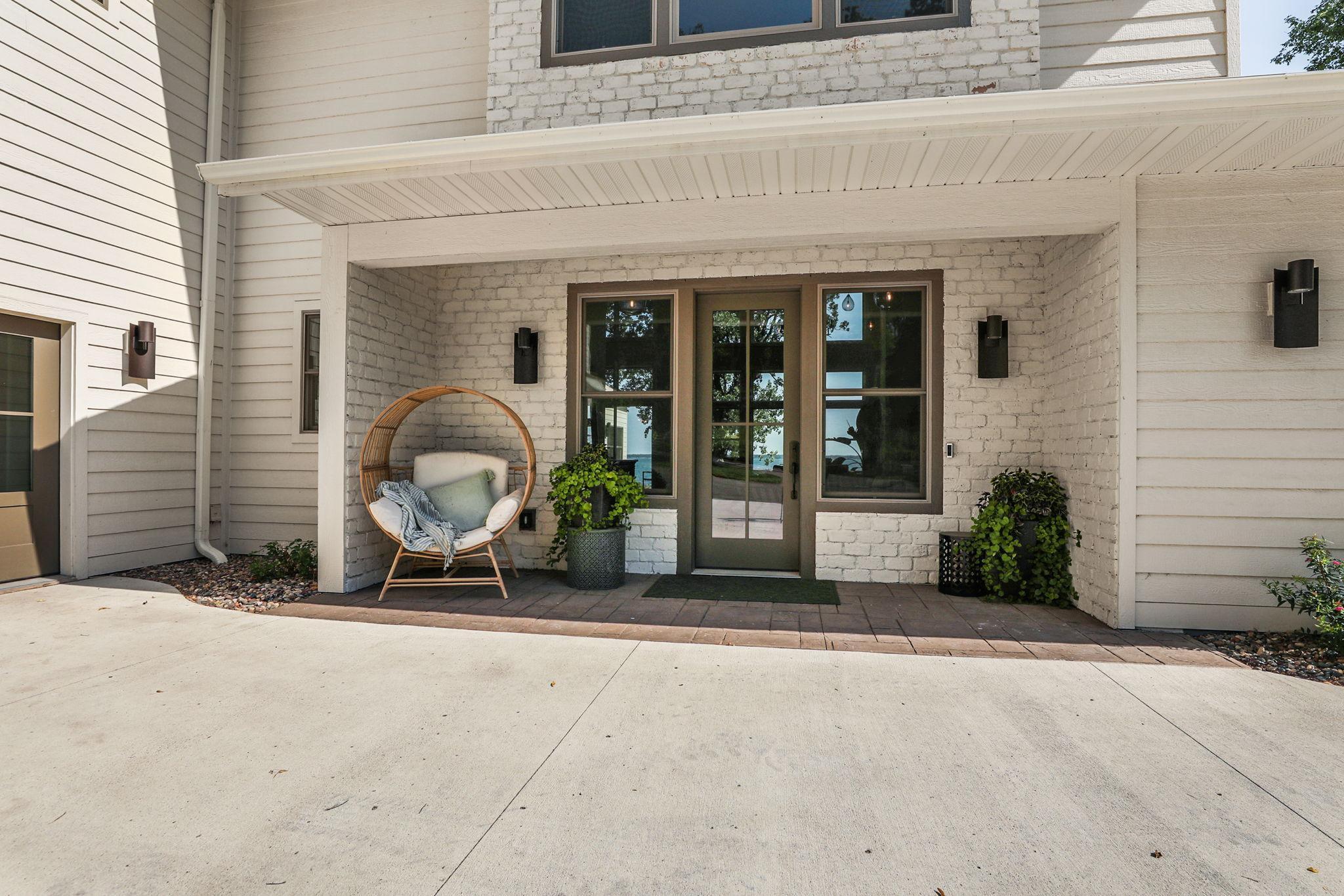 8995 N Shore Drive Property Photo 3