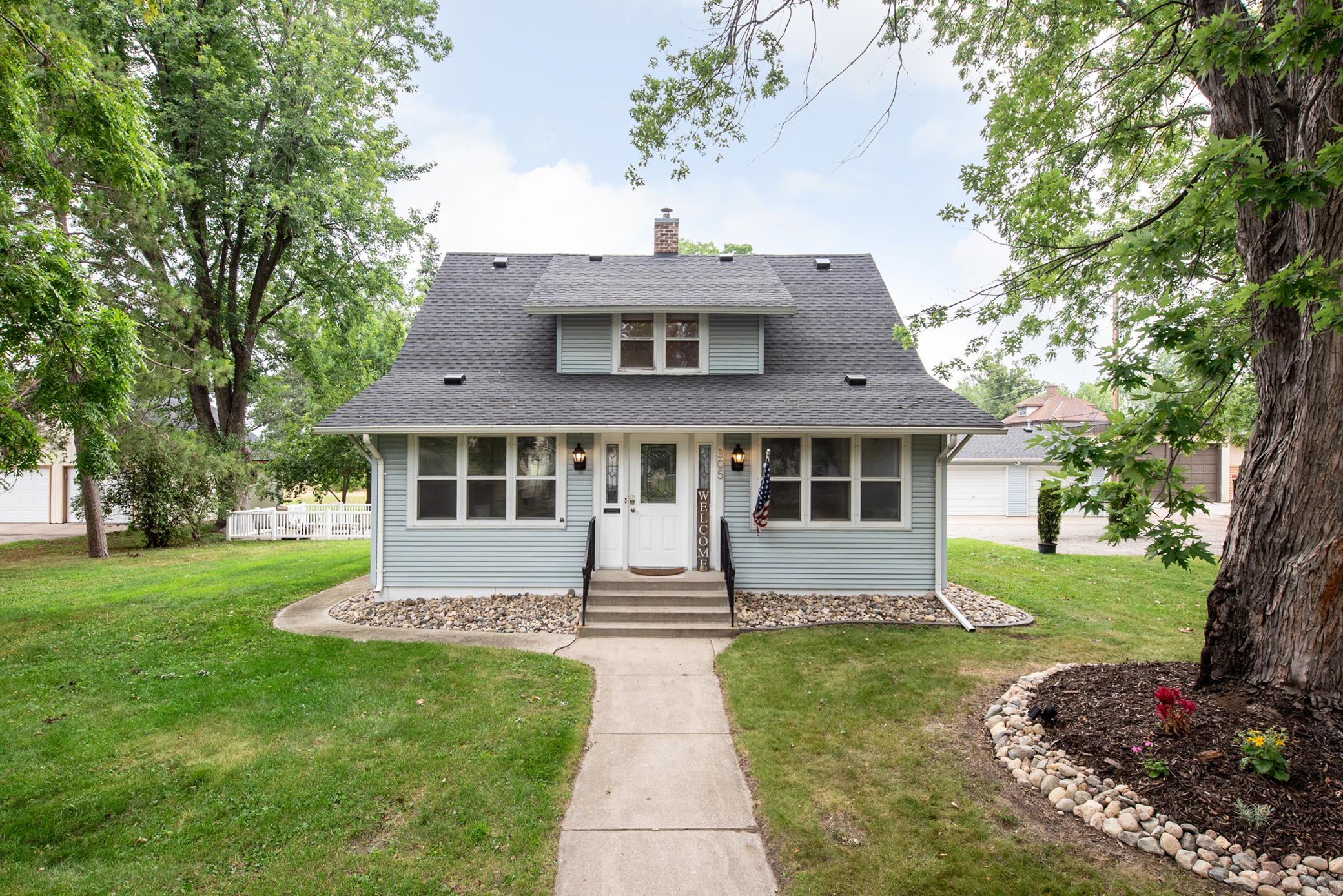 305 8th Avenue E Property Photo 1