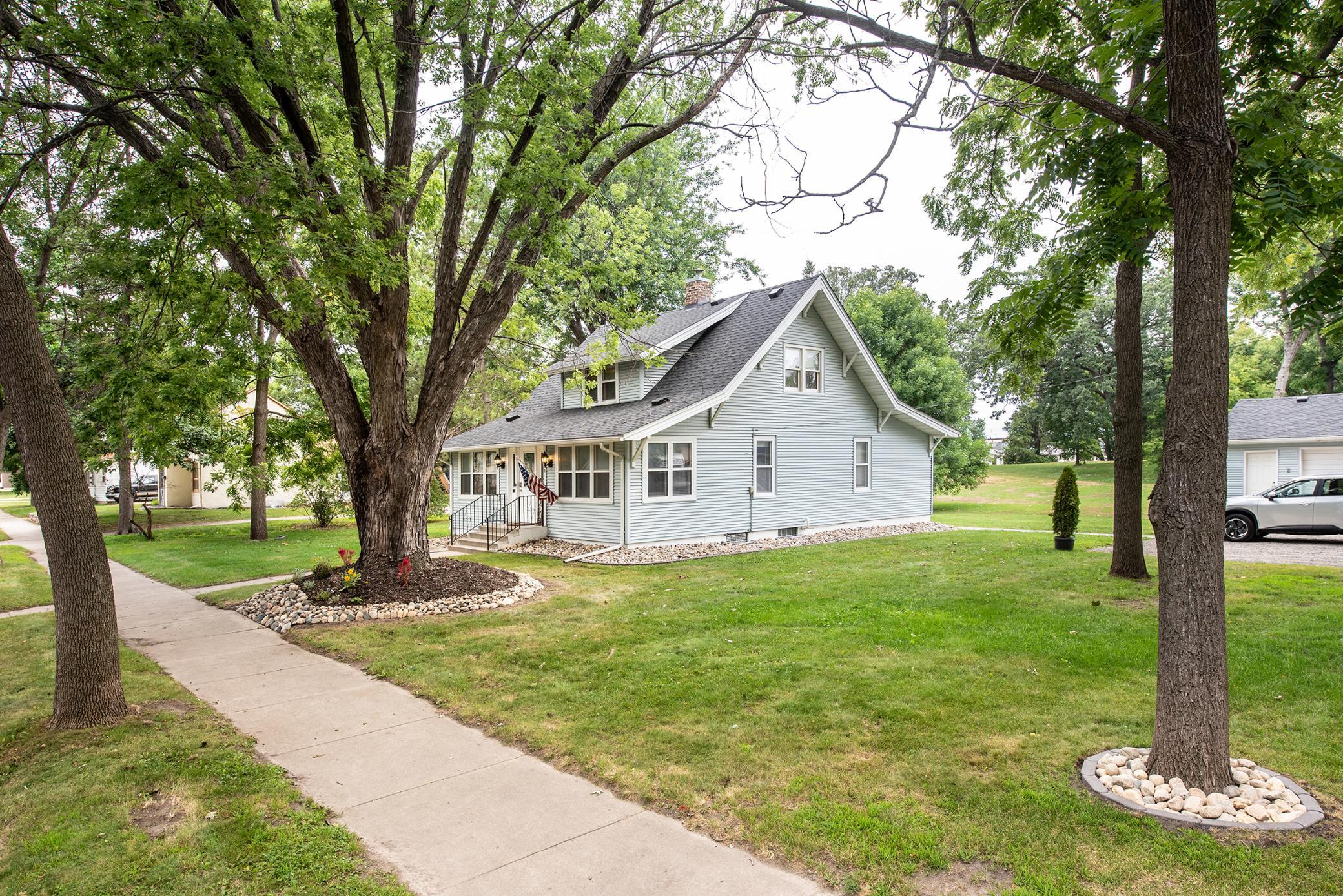 305 8th Avenue E Property Photo 4