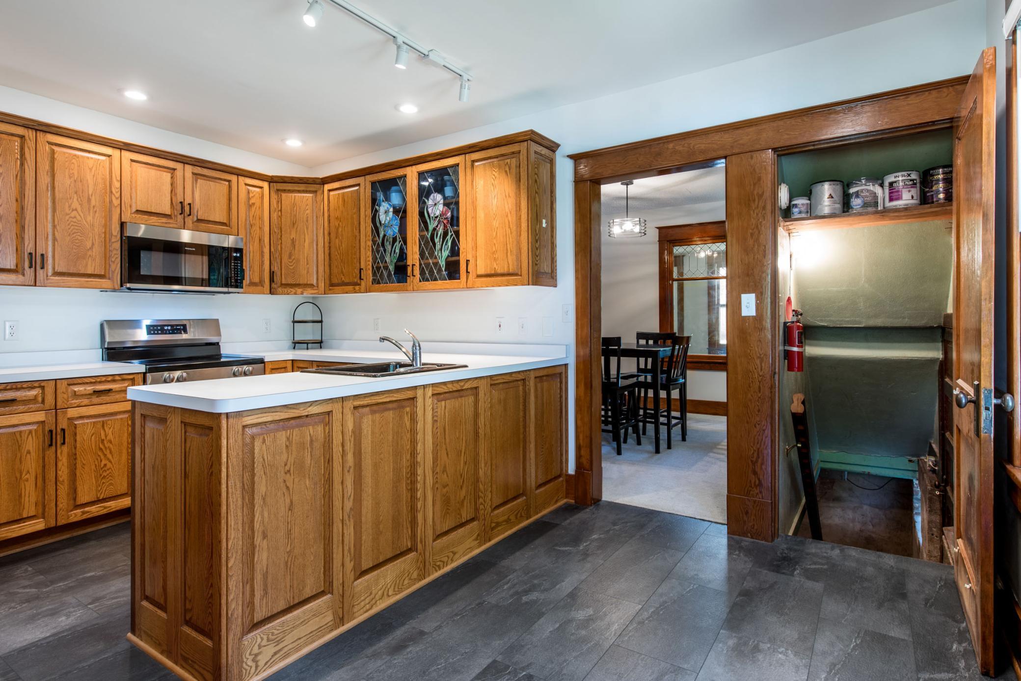 305 8th Avenue E Property Photo 11
