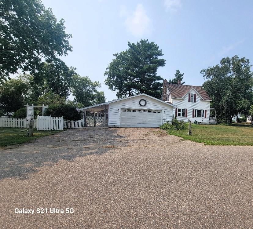 101 Leslie Avenue W Property Photo 2