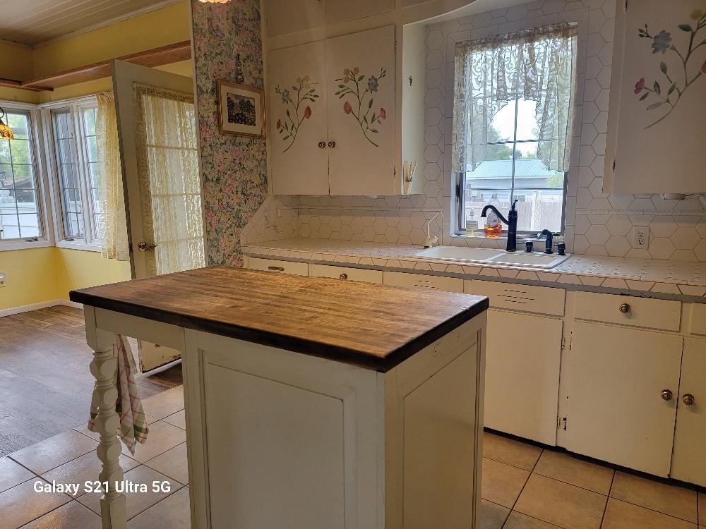 101 Leslie Avenue W Property Photo 6