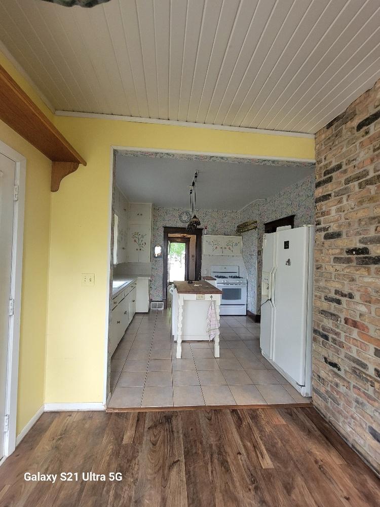 101 Leslie Avenue W Property Photo 7