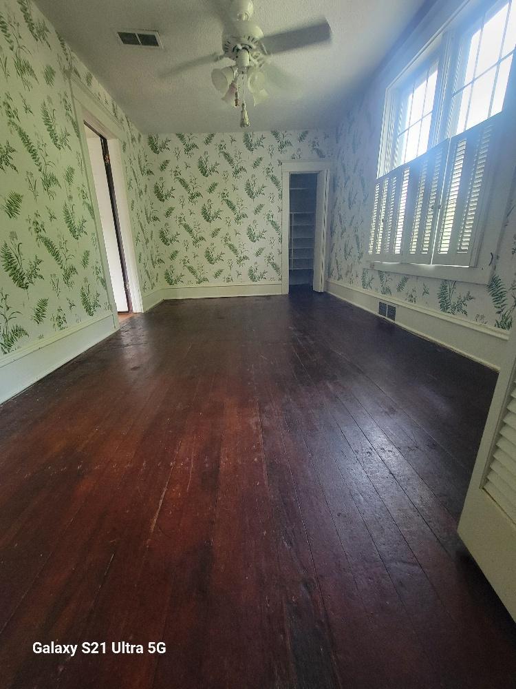 101 Leslie Avenue W Property Photo 19
