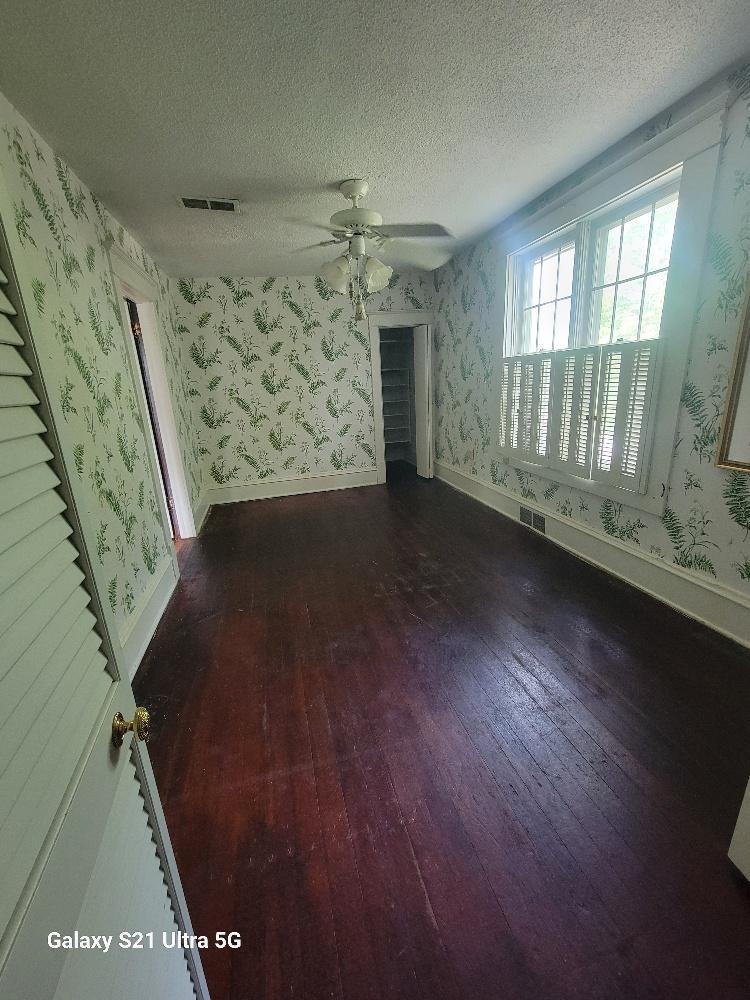 101 Leslie Avenue W Property Photo 20