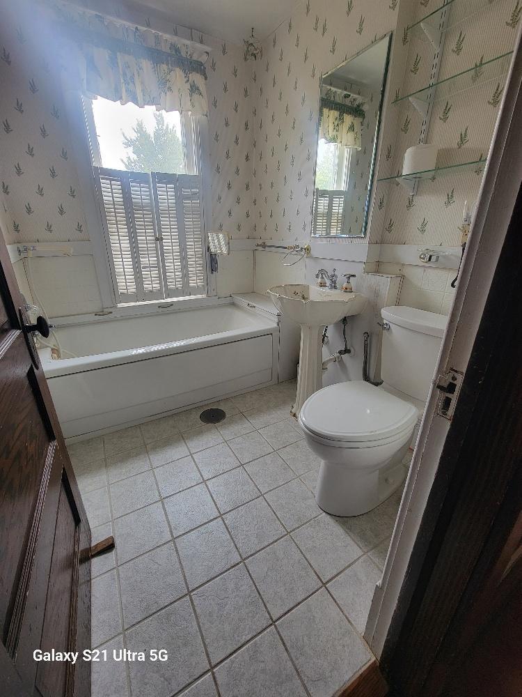 101 Leslie Avenue W Property Photo 21