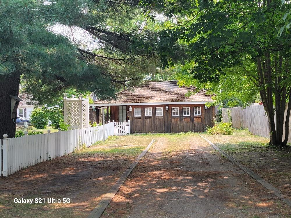 101 Leslie Avenue W Property Photo 25