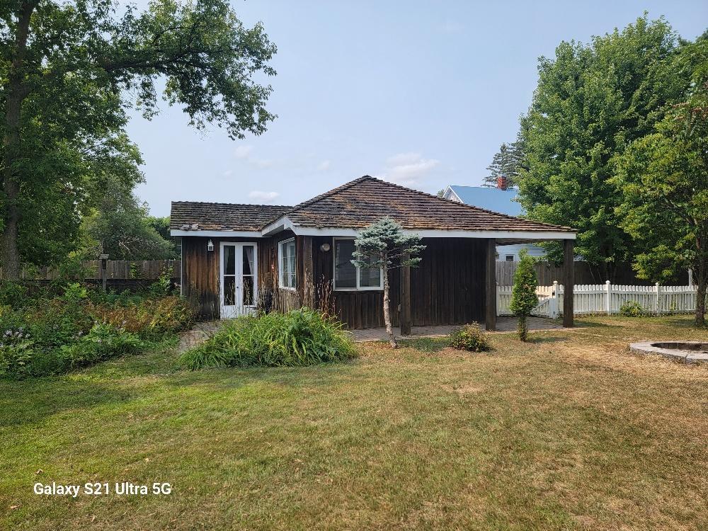 101 Leslie Avenue W Property Photo 26