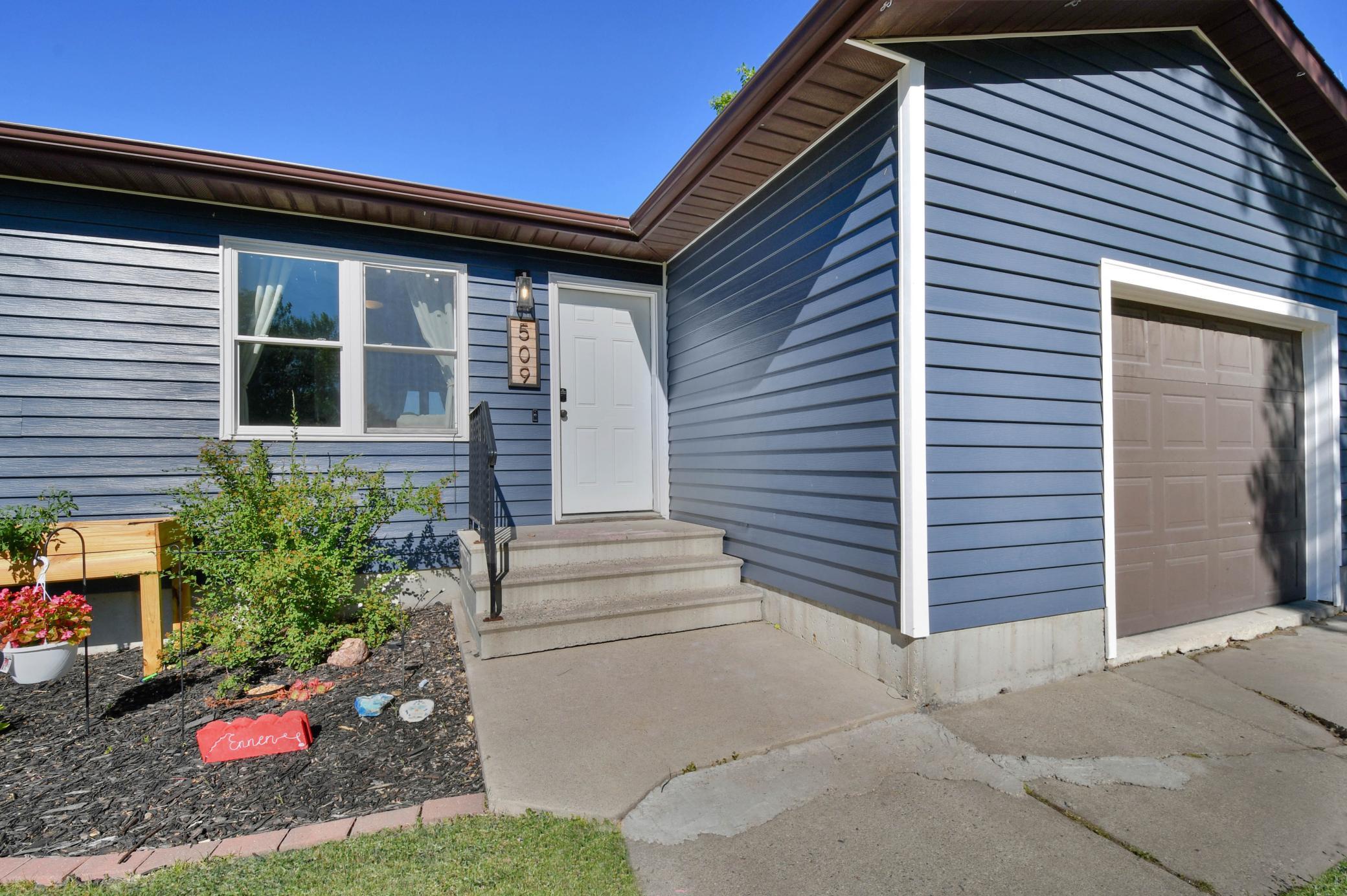 509 4th Street E Property Photo 2