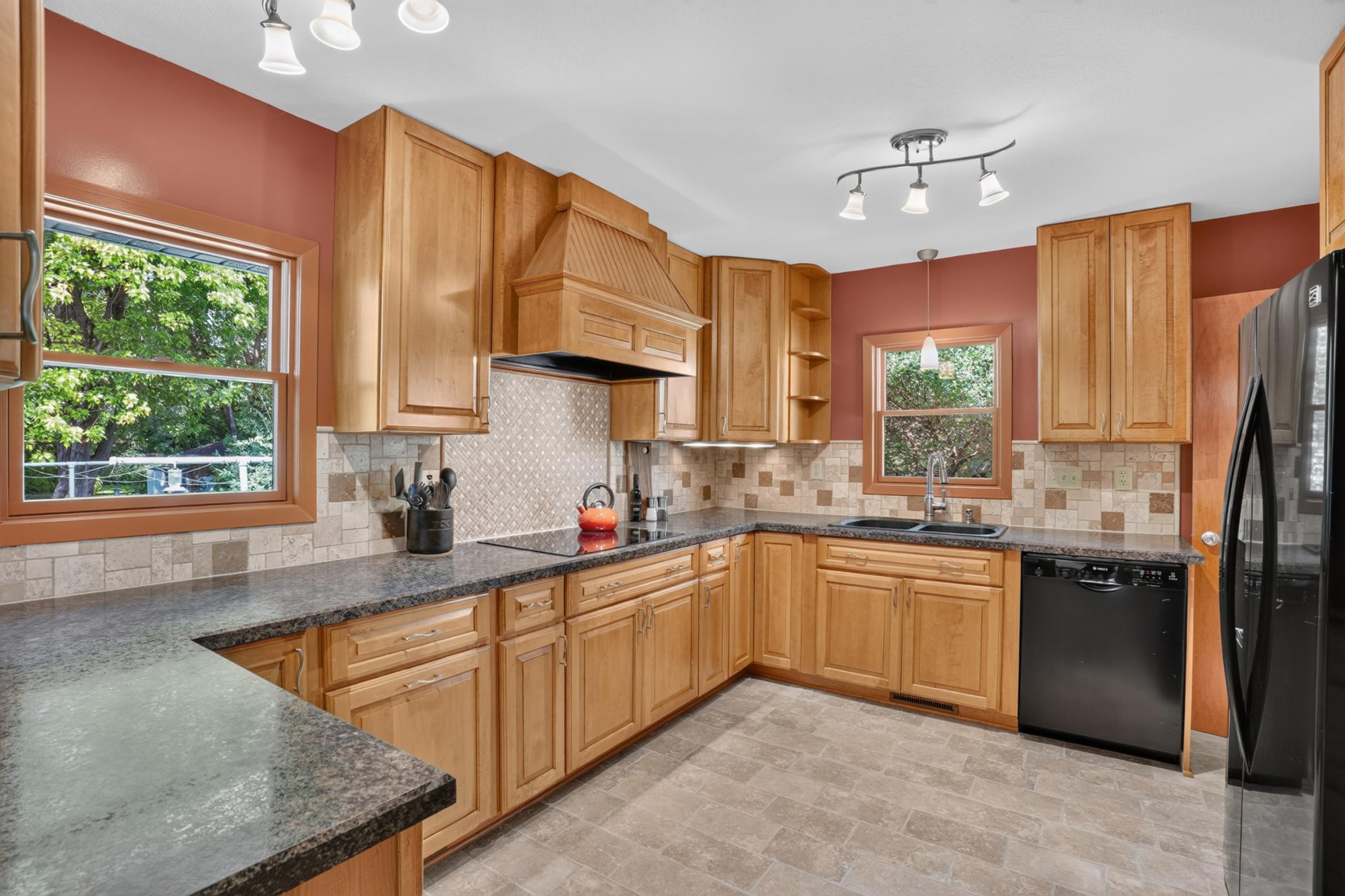 507 N Maple Street Property Photo 4