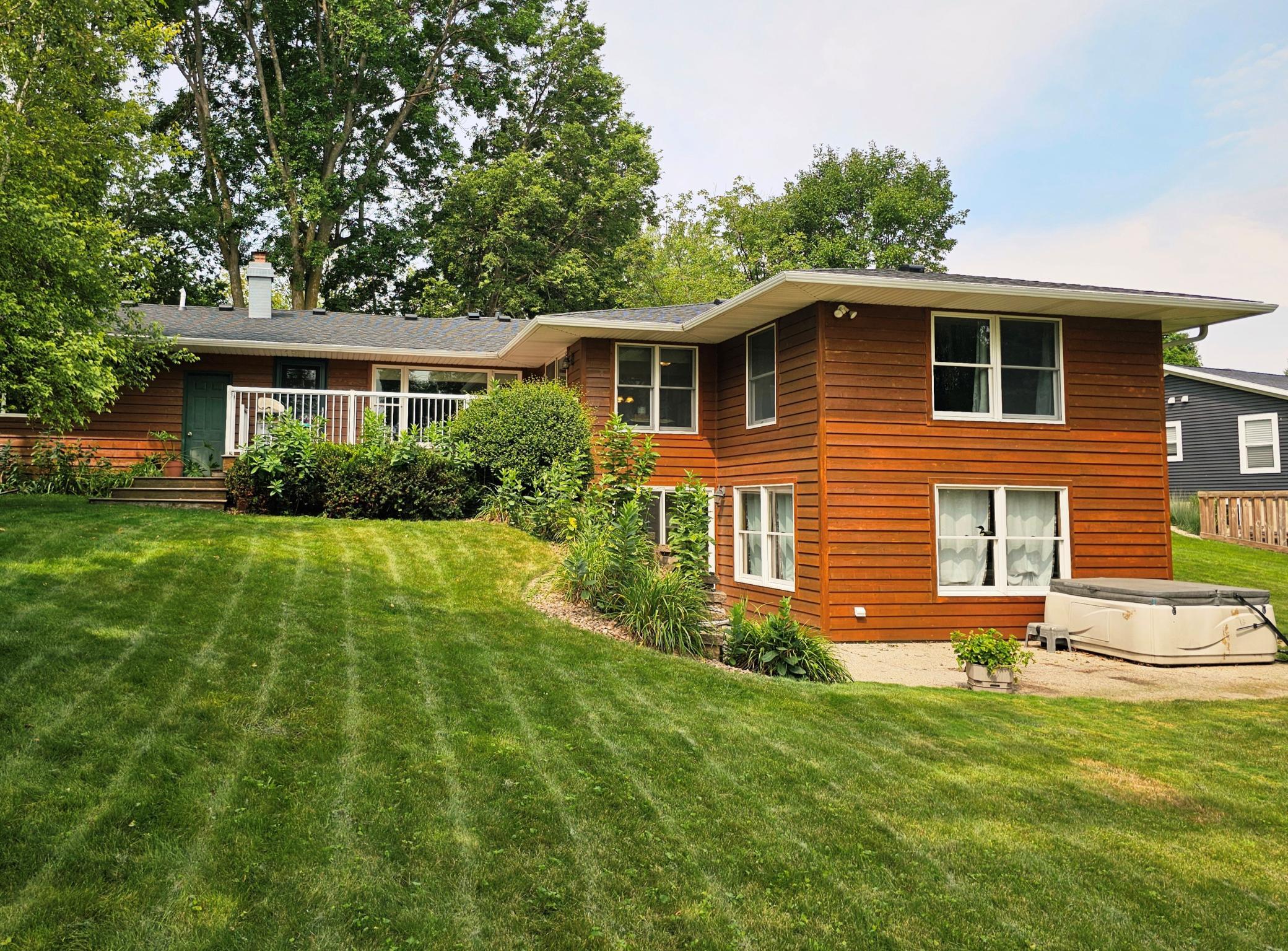1909 Country Club Drive NE