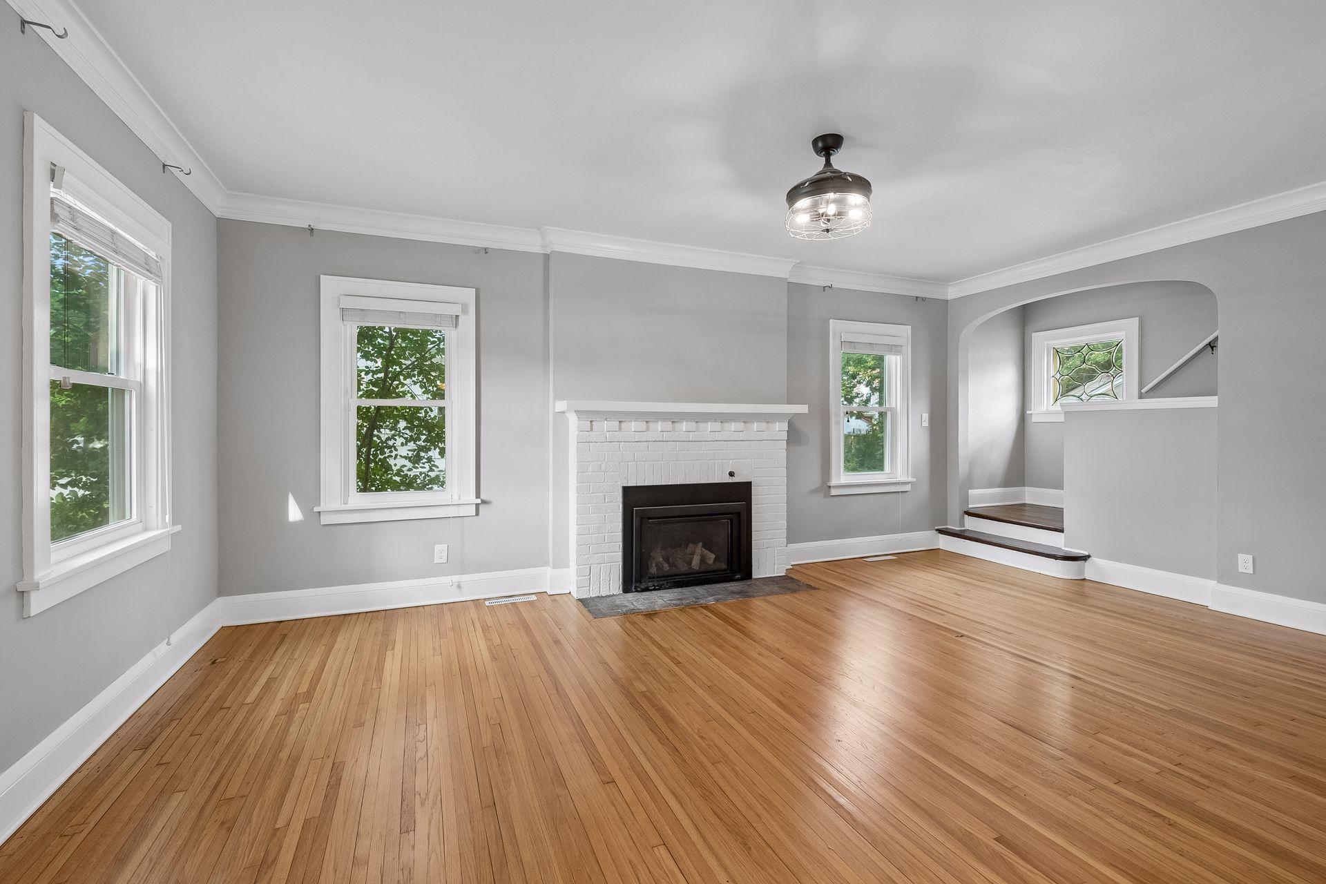 2312 W 54th Street Property Photo 5