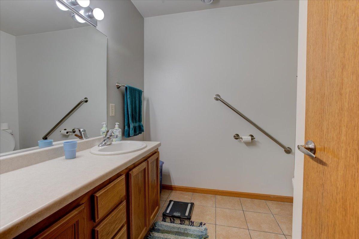 1038 Syme Avenue C Property Photo 20