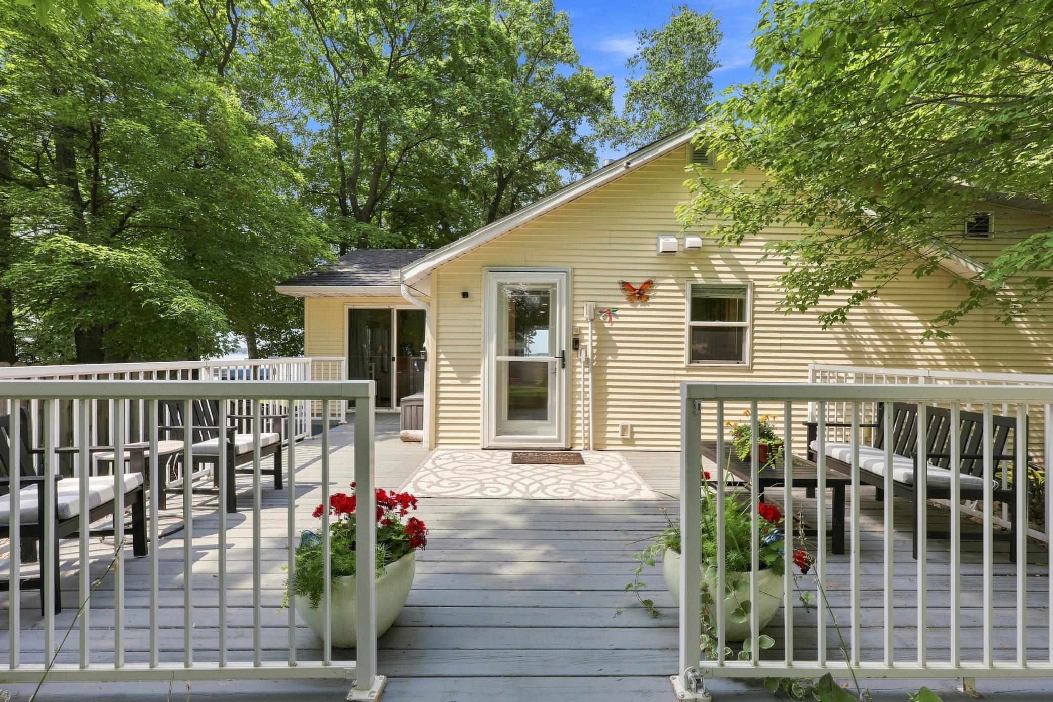 1244 E Shore Drive Property Photo 3