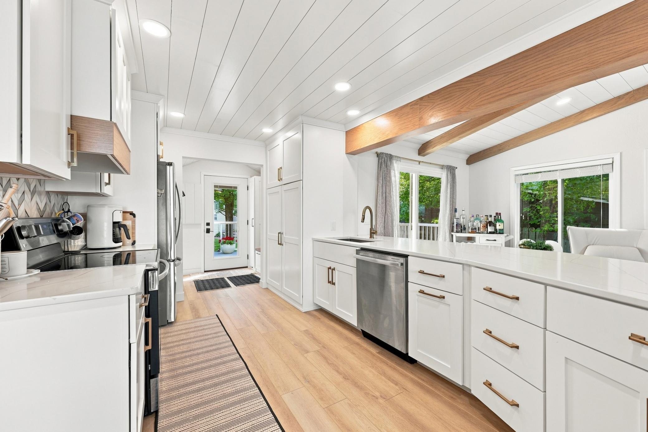 1244 E Shore Drive Property Photo 6