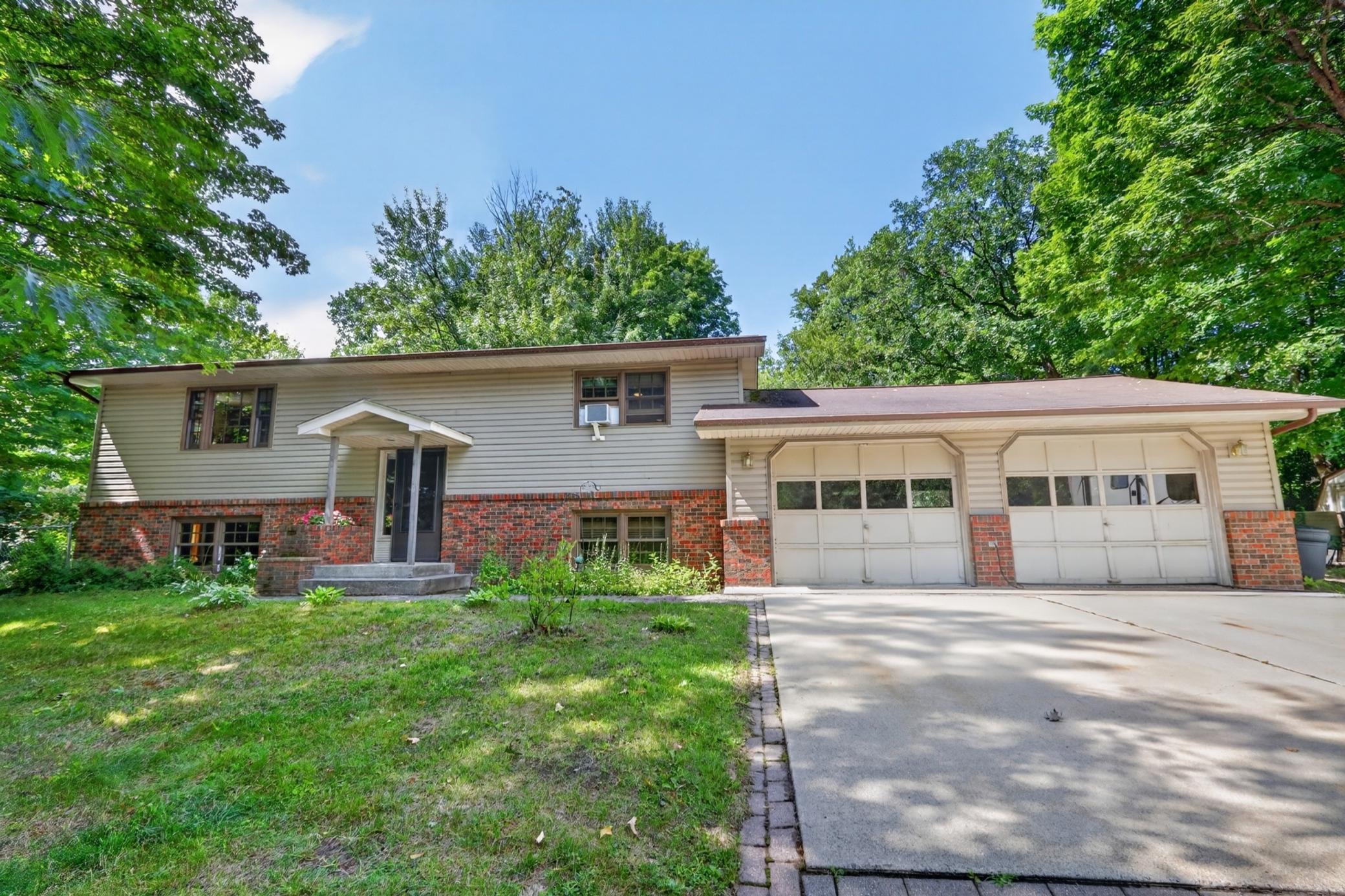 2452 Deschepper Drive Property Photo 4