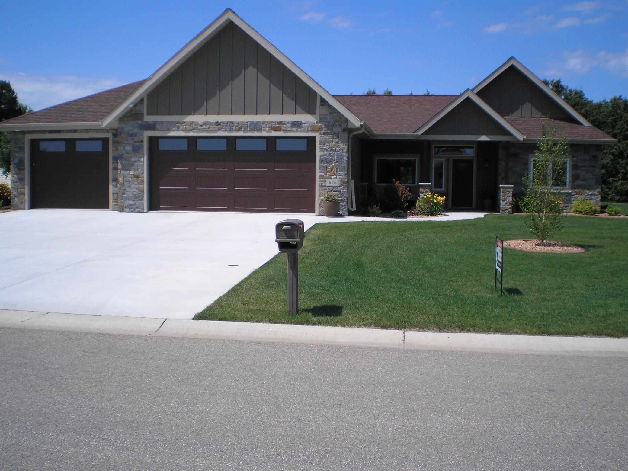 626 Lake Forest Circle Property Photo 1