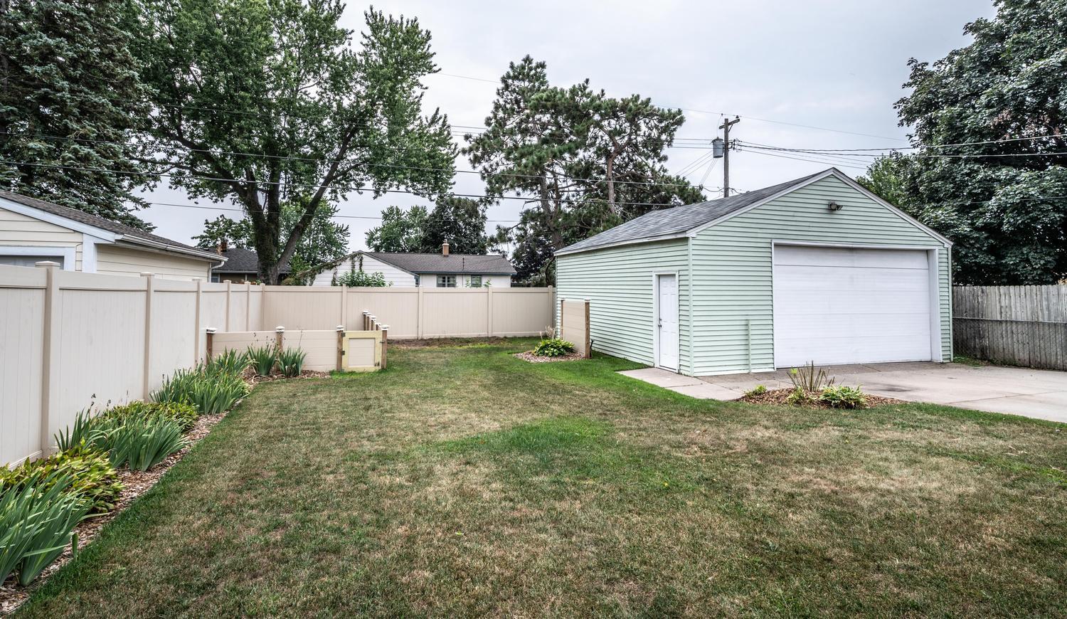 214 Poplar Street E Property Photo 5