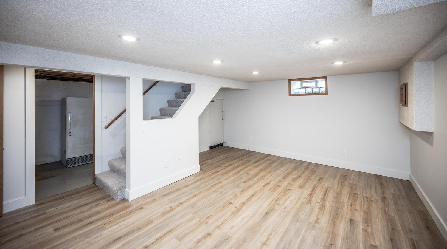 214 Poplar Street E Property Photo 22