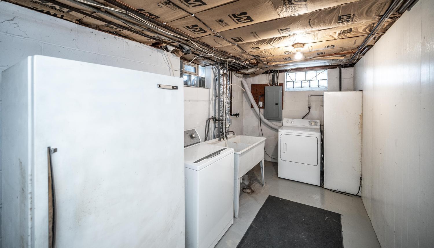 214 Poplar Street E Property Photo 28